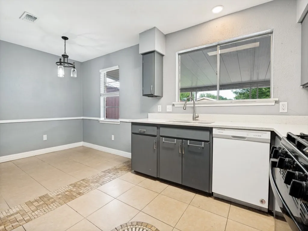 Single Family Residence For Sale in Dallas County , 3122 Cheyenne Street, Irving, Texas 75062, 3 Bedroom, 2 Bathroom, 2 Garage spaces, 1,357 Sqft, built in 1968, mls#21329212, Real Estate Agent in Irving, Homes For Sale in Dallas county, Homes For Sale in Irving, Realtor in Irving Texas, Real Estate Brokerage Independent Realty Texas, Luminita Cordes Realtor