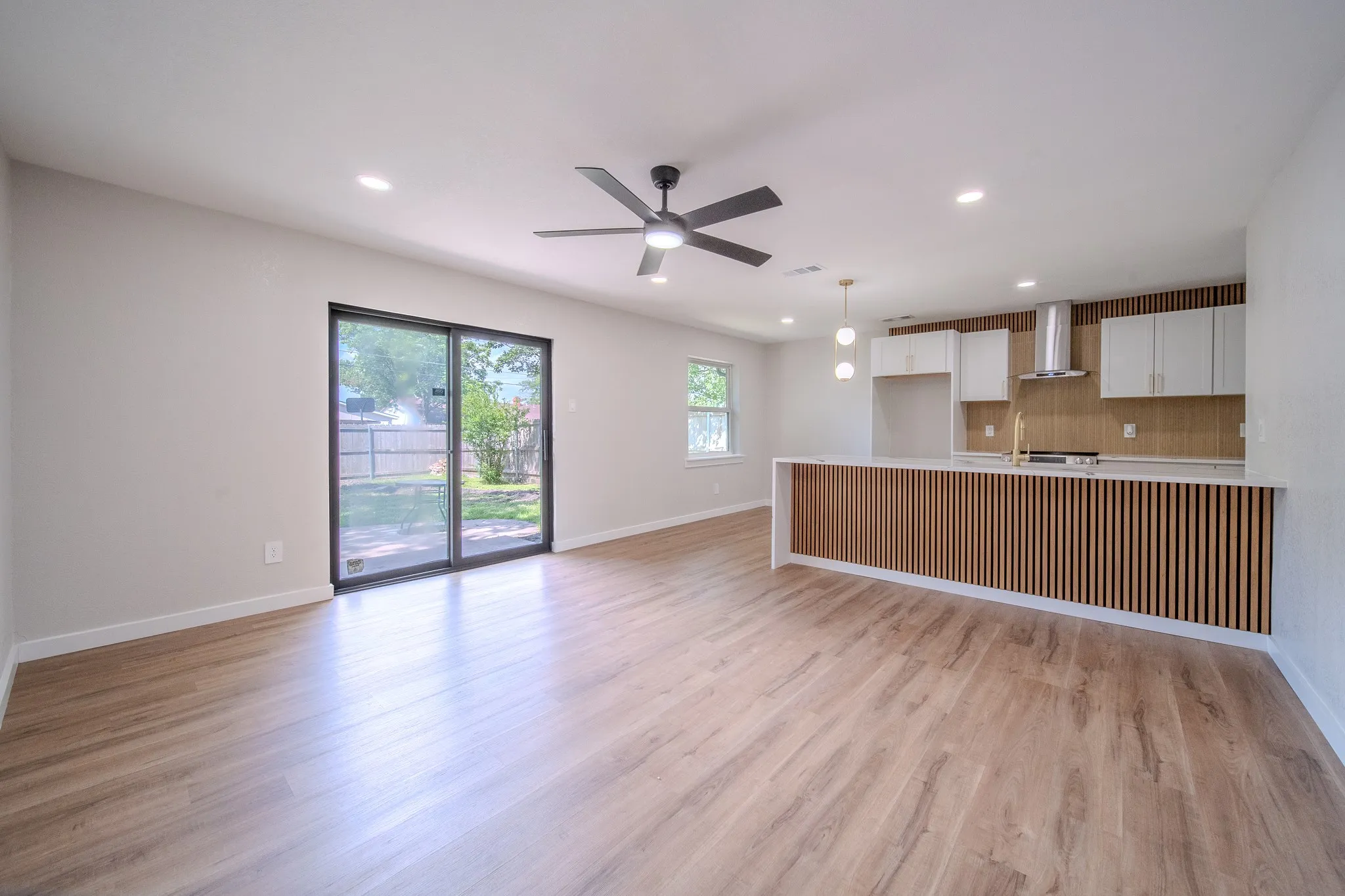 Single Family Residence For Sale in Dallas County , 2607 Eastridge Drive, Mesquite, Texas 75150, 3 Bedroom, 2 Bathroom, 2 Garage spaces, 1,424 Sqft, built in 1964, mls#21335764, Real Estate Agent in Mesquite, Homes For Sale in Dallas county, Homes For Sale in Mesquite, Realtor in Mesquite Texas, Real Estate Brokerage Independent Realty Texas, Luminita Cordes Realtor