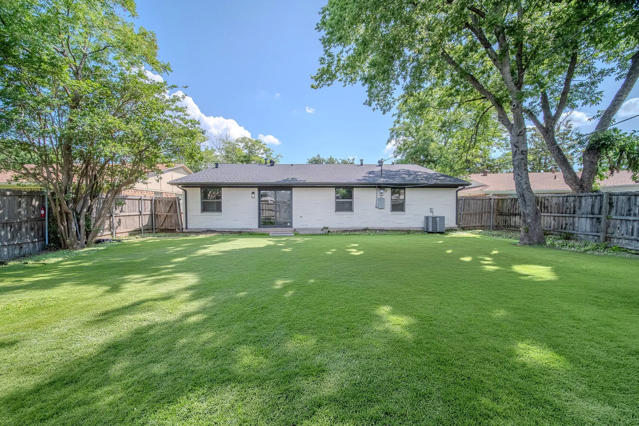 Single Family Residence For Sale in Dallas County , 2607 Eastridge Drive, Mesquite, Texas 75150, 3 Bedroom, 2 Bathroom, 2 Garage spaces, 1,424 Sqft, built in 1964, mls#21335764, Real Estate Agent in Mesquite, Homes For Sale in Dallas county, Homes For Sale in Mesquite, Realtor in Mesquite Texas, Real Estate Brokerage Independent Realty Texas, Luminita Cordes Realtor