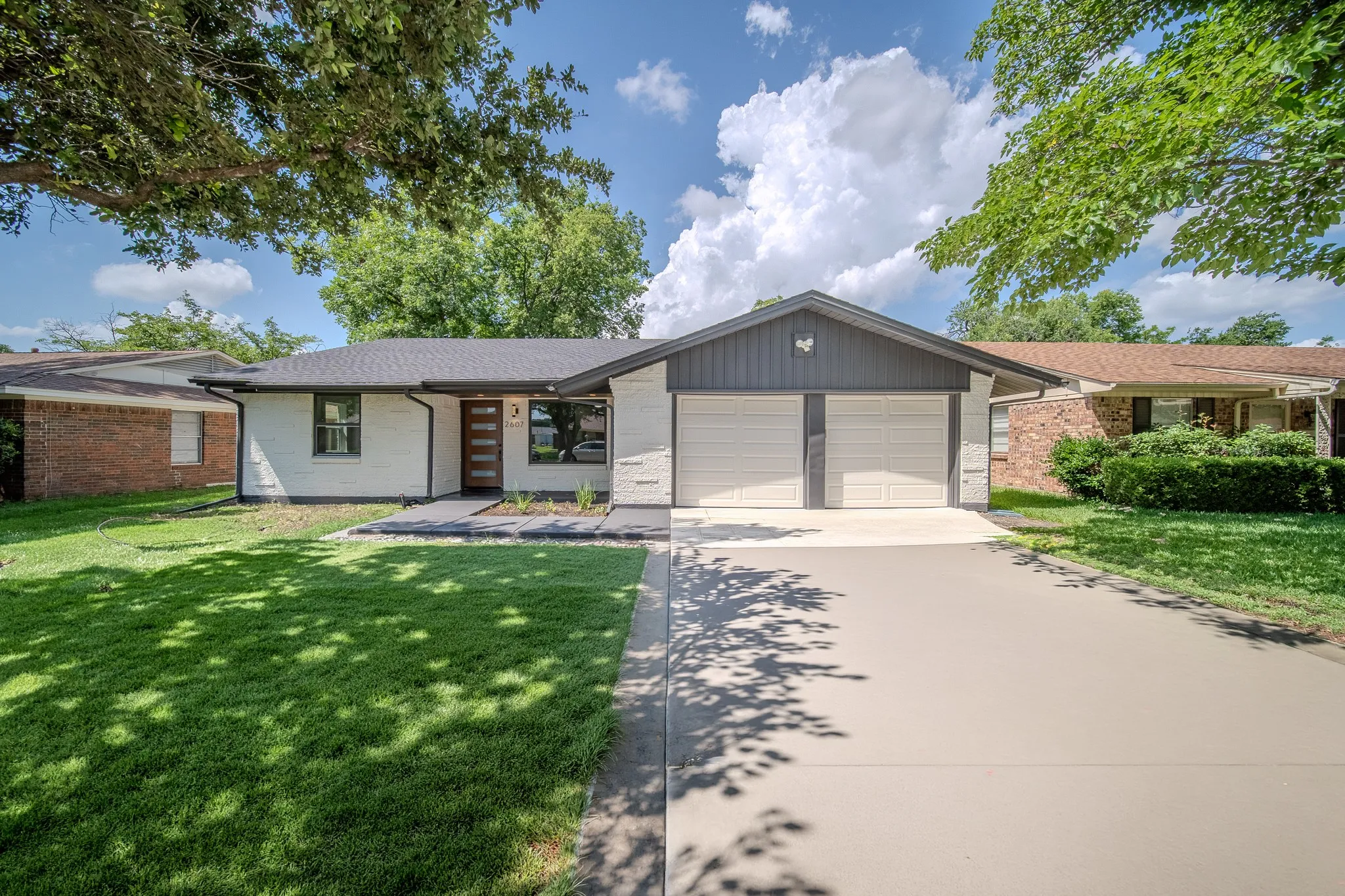 Single Family Residence For Sale in Dallas County , 2607 Eastridge Drive, Mesquite, Texas 75150, 3 Bedroom, 2 Bathroom, 2 Garage spaces, 1,424 Sqft, built in 1964, mls#21335764, Real Estate Agent in Mesquite, Homes For Sale in Dallas county, Homes For Sale in Mesquite, Realtor in Mesquite Texas, Real Estate Brokerage Independent Realty Texas, Luminita Cordes Realtor
