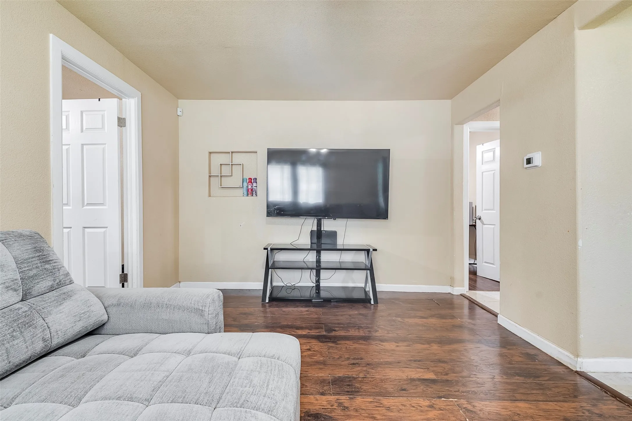 Single Family Residence For Sale in Tarrant County , 3624 Hardeman Street, Fort Worth, Texas 76119, 3 Bedrooms, 1 Bathroom, Garage spaces, 1,042 Sqft, built in 1951, Price $199,000, mls#21335777, Real Estate Agent in Fort Worth, Homes For Sale in Tarrant county, Homes For Sale in Fort Worth, Realtor in Fort Worth Texas, Real Estate Brokerage Independent Realty Texas, Luminita Cordes Realtor