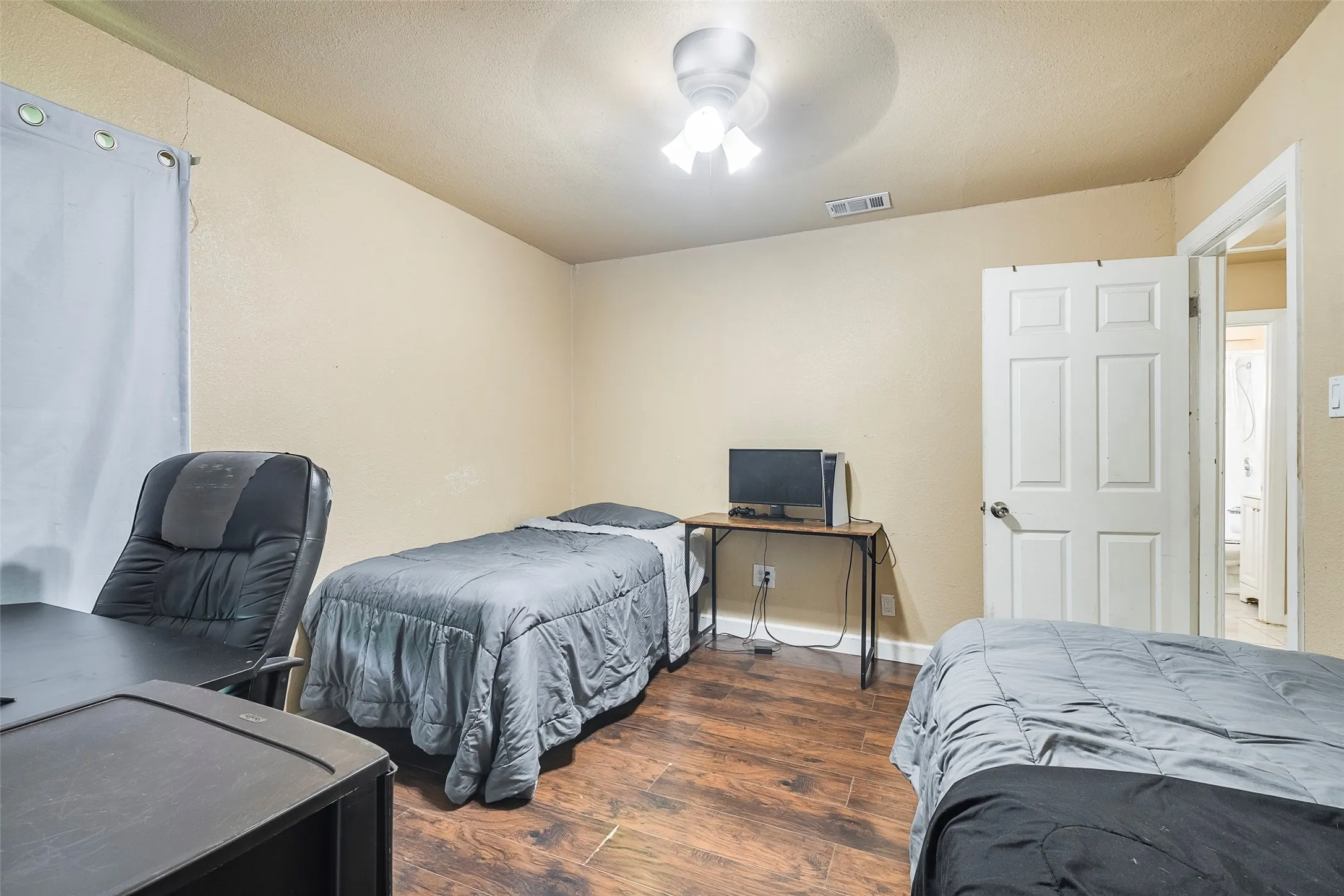 Single Family Residence For Sale in Tarrant County , 3624 Hardeman Street, Fort Worth, Texas 76119, 3 Bedrooms, 1 Bathroom, Garage spaces, 1,042 Sqft, built in 1951, Price $199,000, mls#21335777, Real Estate Agent in Fort Worth, Homes For Sale in Tarrant county, Homes For Sale in Fort Worth, Realtor in Fort Worth Texas, Real Estate Brokerage Independent Realty Texas, Luminita Cordes Realtor