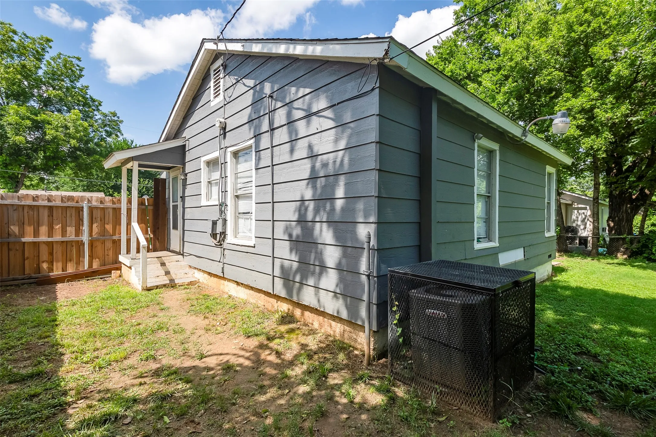 Single Family Residence For Sale in Tarrant County , 3624 Hardeman Street, Fort Worth, Texas 76119, 3 Bedrooms, 1 Bathroom, Garage spaces, 1,042 Sqft, built in 1951, Price $199,000, mls#21335777, Real Estate Agent in Fort Worth, Homes For Sale in Tarrant county, Homes For Sale in Fort Worth, Realtor in Fort Worth Texas, Real Estate Brokerage Independent Realty Texas, Luminita Cordes Realtor
