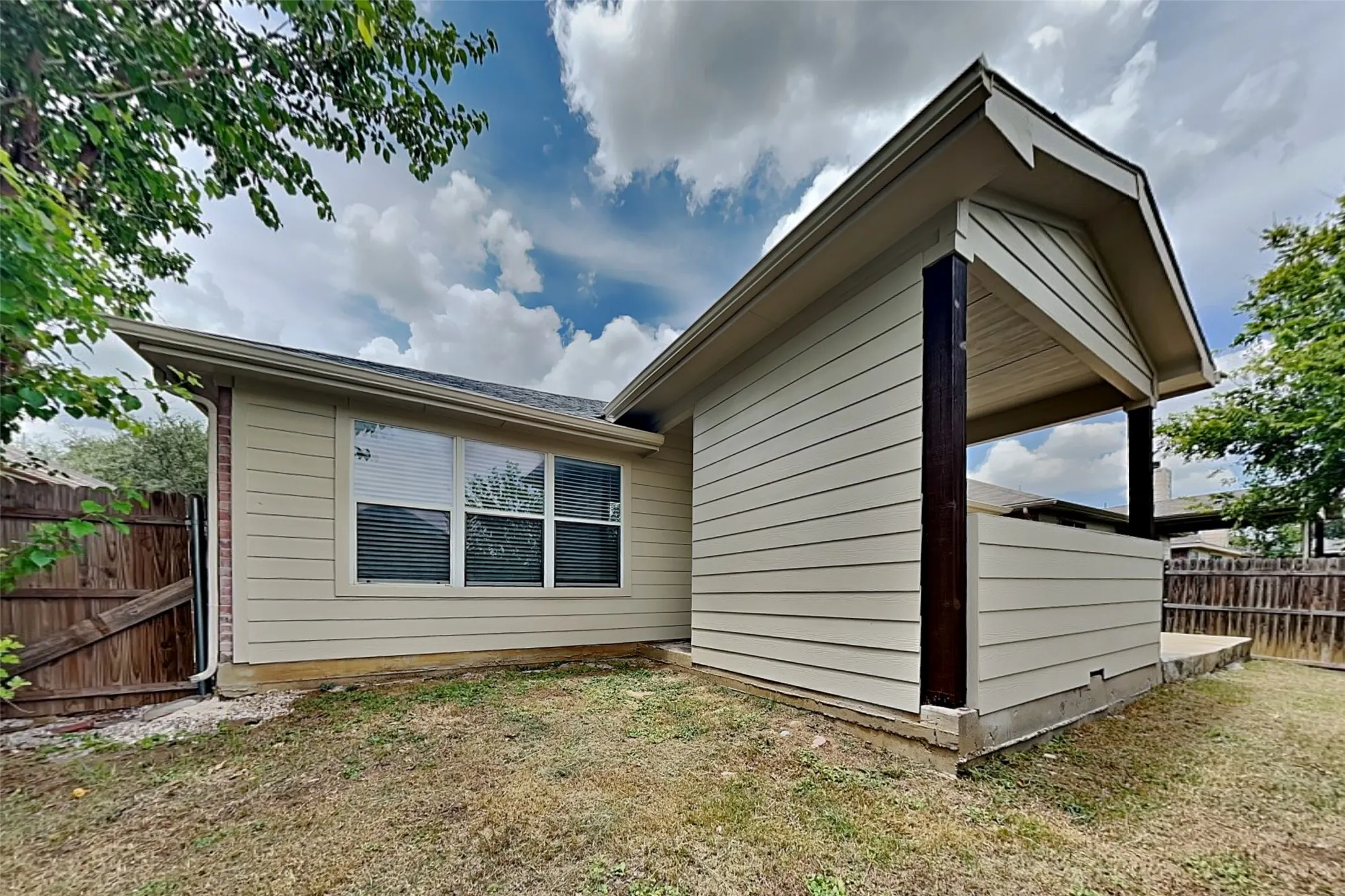 Single Family Residence For Rent in Tarrant County , 5800 Blue Ribbon Road, Fort Worth, Texas 76179, 3 Bedroom, 2 Bathroom, 2 Garage spaces, 2,034 Sqft, built in 2005, mls#21335780, Real Estate Agent in Fort Worth, Homes For Rent in Tarrant county, Homes For Rent in Fort Worth, Realtor in Fort Worth Texas, Real Estate Brokerage Independent Realty Texas, Luminita Cordes Realtor
