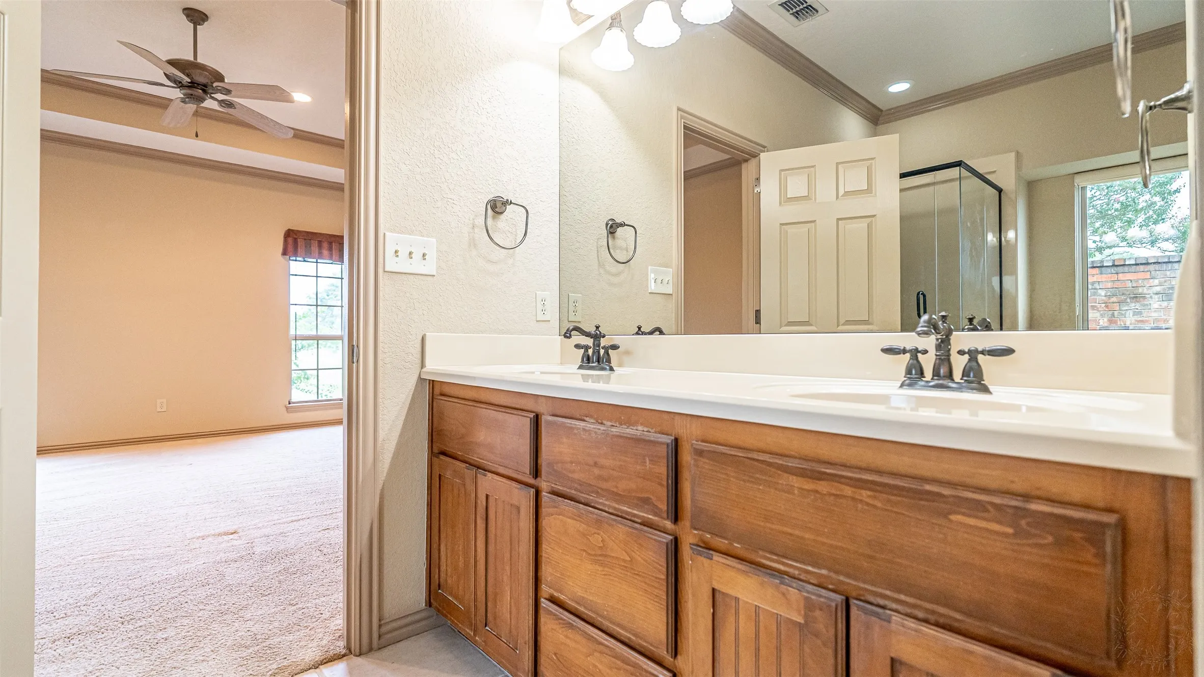Single Family Residence For Sale in Hood County , 2300 E Emerald Bend Court, Granbury, Texas 76049, 4 Bedroom, 3 Bathroom, 2 Garage spaces, 2,378 Sqft, built in 2002, mls#21331453, Real Estate Agent in Granbury, Homes For Sale in Hood county, Homes For Sale in Granbury, Realtor in Granbury Texas, Real Estate Brokerage Independent Realty Texas, Luminita Cordes Realtor