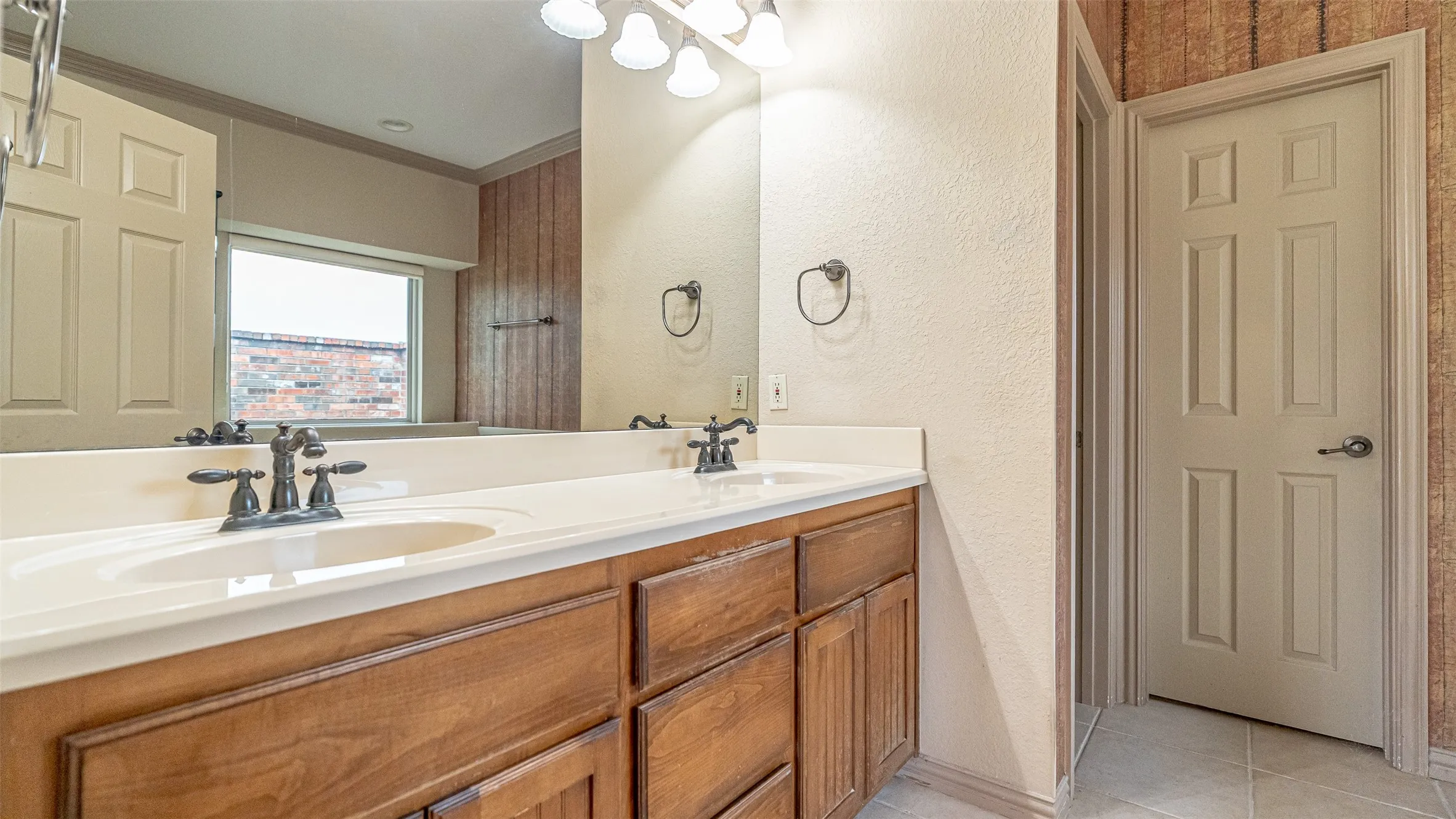 Single Family Residence For Sale in Hood County , 2300 E Emerald Bend Court, Granbury, Texas 76049, 4 Bedroom, 3 Bathroom, 2 Garage spaces, 2,378 Sqft, built in 2002, mls#21331453, Real Estate Agent in Granbury, Homes For Sale in Hood county, Homes For Sale in Granbury, Realtor in Granbury Texas, Real Estate Brokerage Independent Realty Texas, Luminita Cordes Realtor
