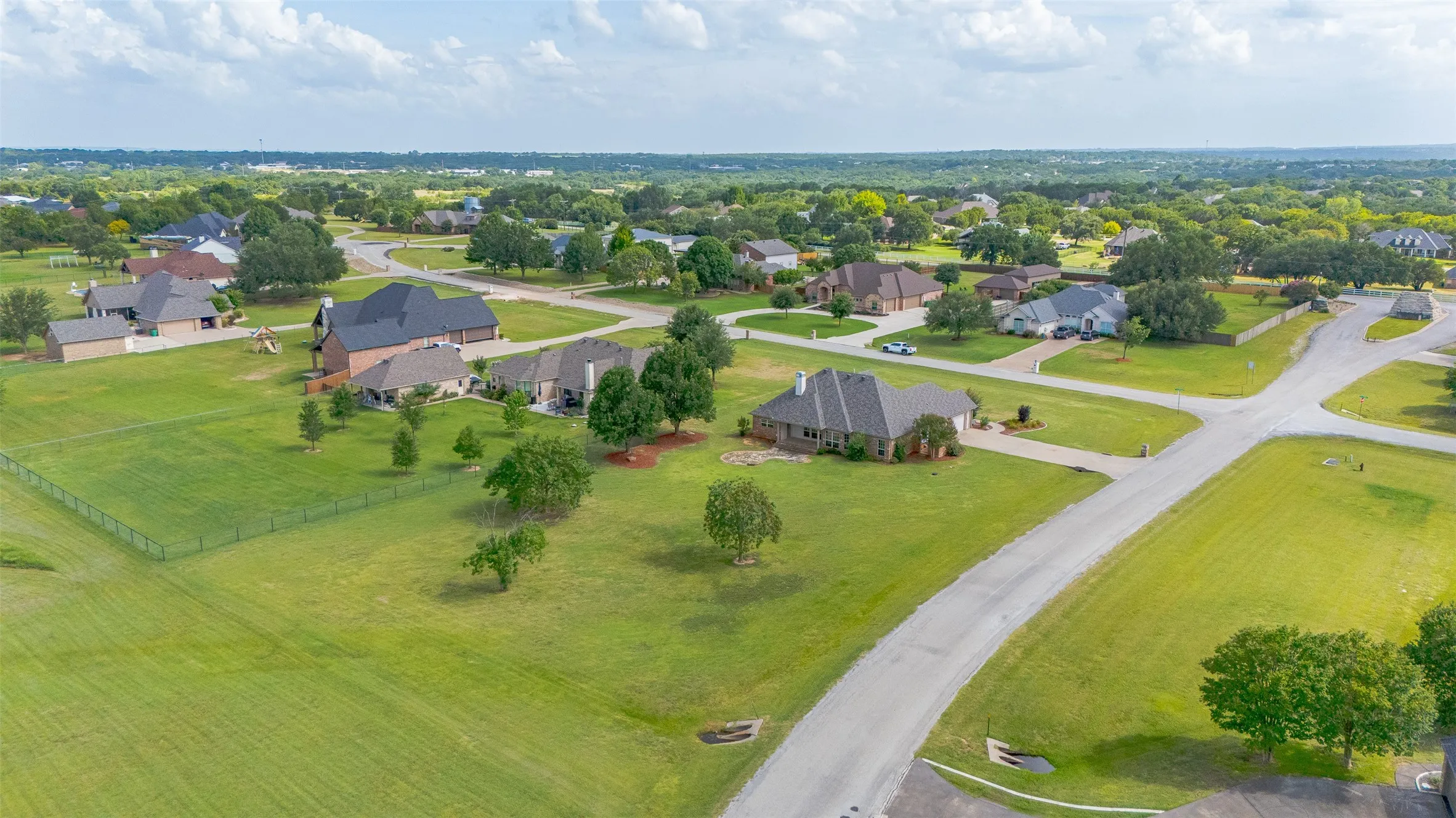 Single Family Residence For Sale in Hood County , 2300 E Emerald Bend Court, Granbury, Texas 76049, 4 Bedroom, 3 Bathroom, 2 Garage spaces, 2,378 Sqft, built in 2002, mls#21331453, Real Estate Agent in Granbury, Homes For Sale in Hood county, Homes For Sale in Granbury, Realtor in Granbury Texas, Real Estate Brokerage Independent Realty Texas, Luminita Cordes Realtor