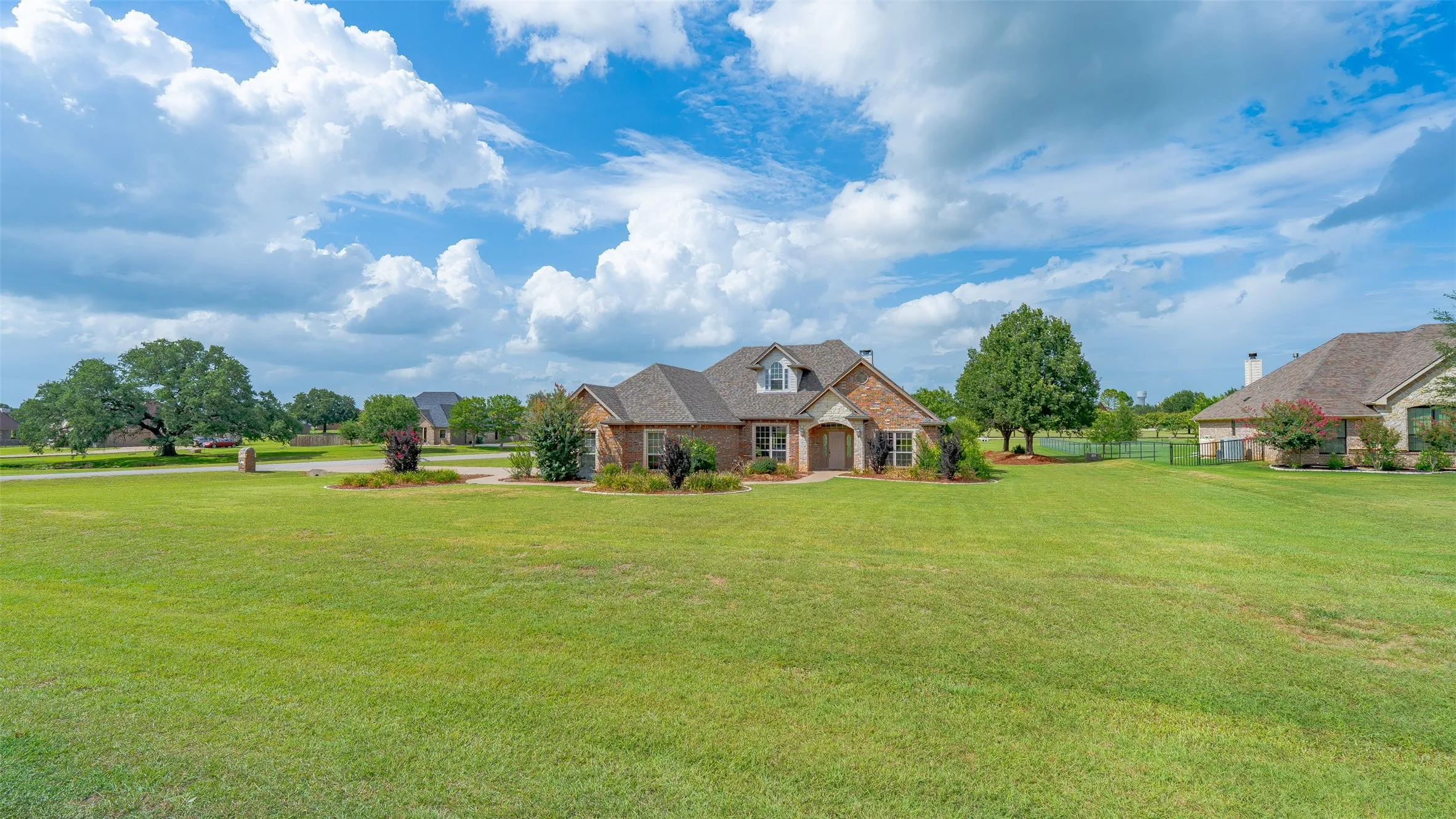 Single Family Residence For Sale in Hood County , 2300 E Emerald Bend Court, Granbury, Texas 76049, 4 Bedroom, 3 Bathroom, 2 Garage spaces, 2,378 Sqft, built in 2002, mls#21331453, Real Estate Agent in Granbury, Homes For Sale in Hood county, Homes For Sale in Granbury, Realtor in Granbury Texas, Real Estate Brokerage Independent Realty Texas, Luminita Cordes Realtor