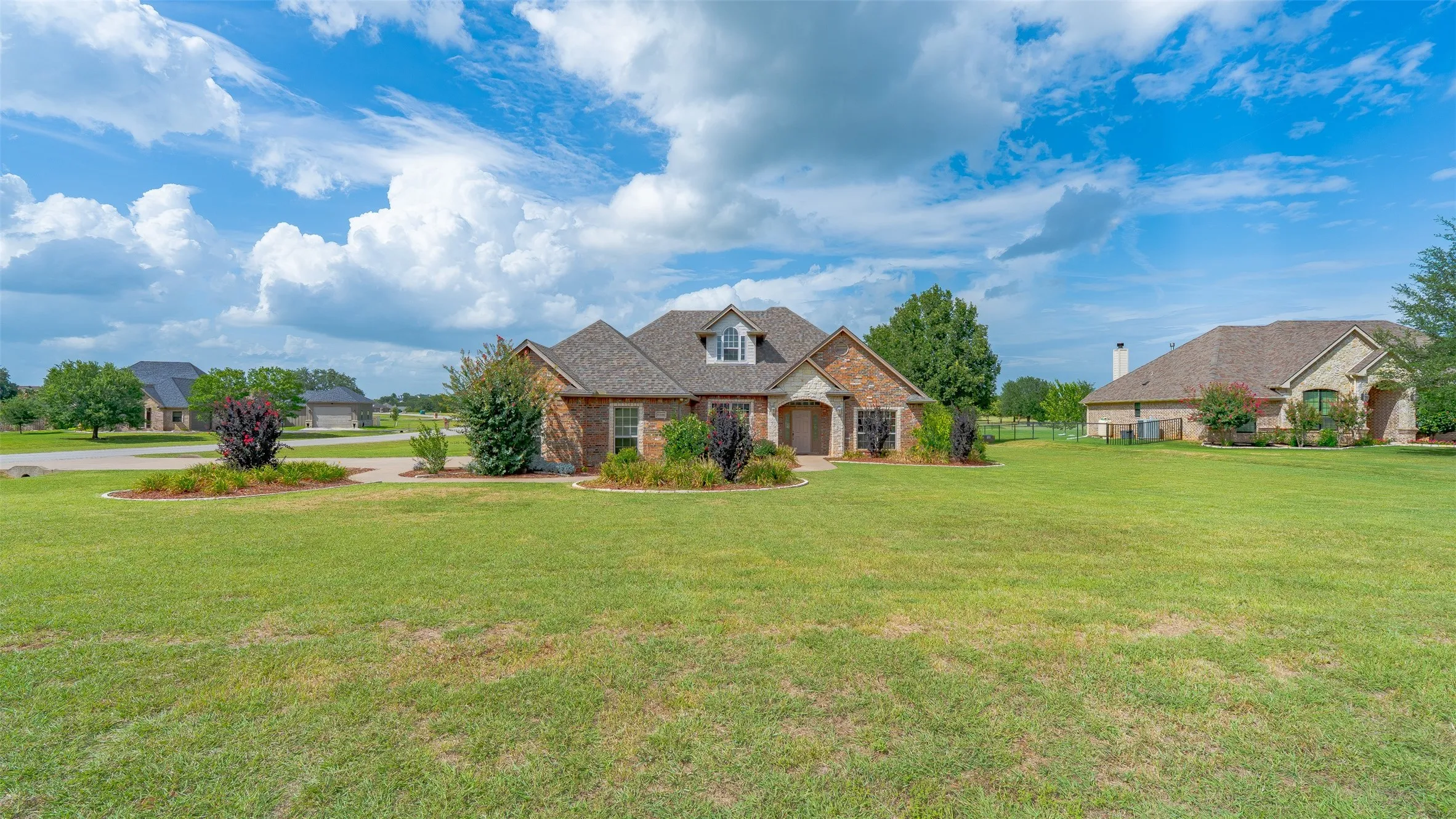 Single Family Residence For Sale in Hood County , 2300 E Emerald Bend Court, Granbury, Texas 76049, 4 Bedroom, 3 Bathroom, 2 Garage spaces, 2,378 Sqft, built in 2002, mls#21331453, Real Estate Agent in Granbury, Homes For Sale in Hood county, Homes For Sale in Granbury, Realtor in Granbury Texas, Real Estate Brokerage Independent Realty Texas, Luminita Cordes Realtor