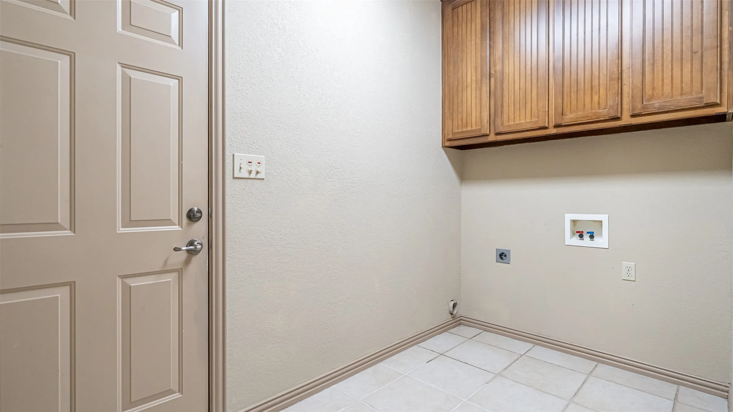 Single Family Residence For Sale in Hood County , 2300 E Emerald Bend Court, Granbury, Texas 76049, 4 Bedroom, 3 Bathroom, 2 Garage spaces, 2,378 Sqft, built in 2002, mls#21331453, Real Estate Agent in Granbury, Homes For Sale in Hood county, Homes For Sale in Granbury, Realtor in Granbury Texas, Real Estate Brokerage Independent Realty Texas, Luminita Cordes Realtor