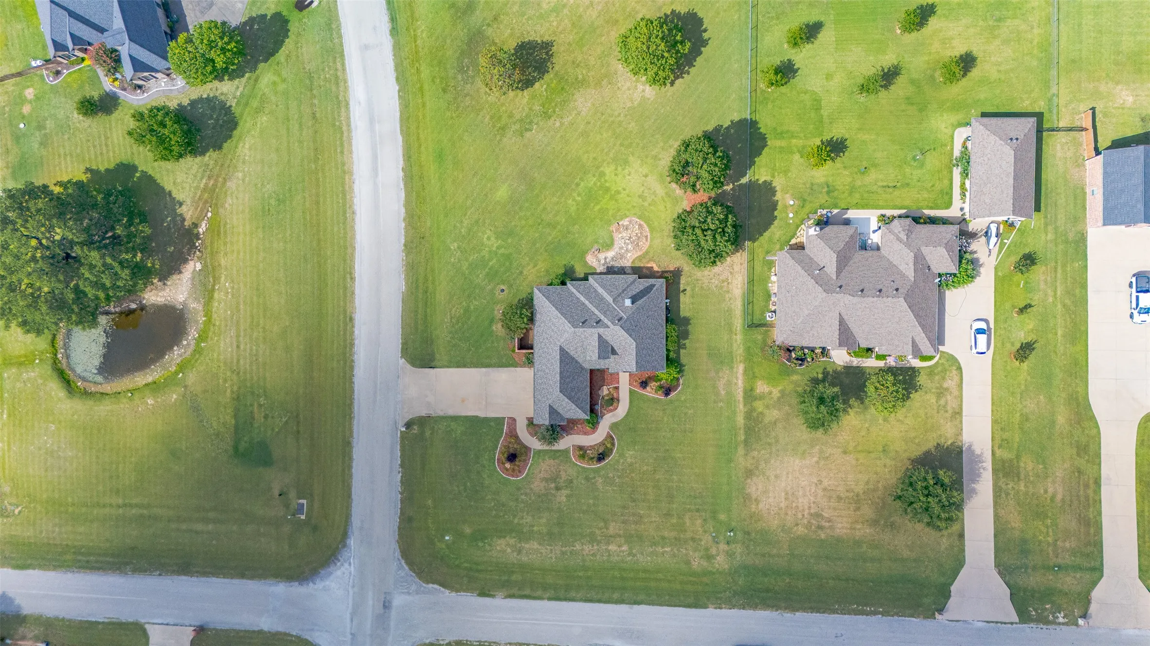 Single Family Residence For Sale in Hood County , 2300 E Emerald Bend Court, Granbury, Texas 76049, 4 Bedroom, 3 Bathroom, 2 Garage spaces, 2,378 Sqft, built in 2002, mls#21331453, Real Estate Agent in Granbury, Homes For Sale in Hood county, Homes For Sale in Granbury, Realtor in Granbury Texas, Real Estate Brokerage Independent Realty Texas, Luminita Cordes Realtor