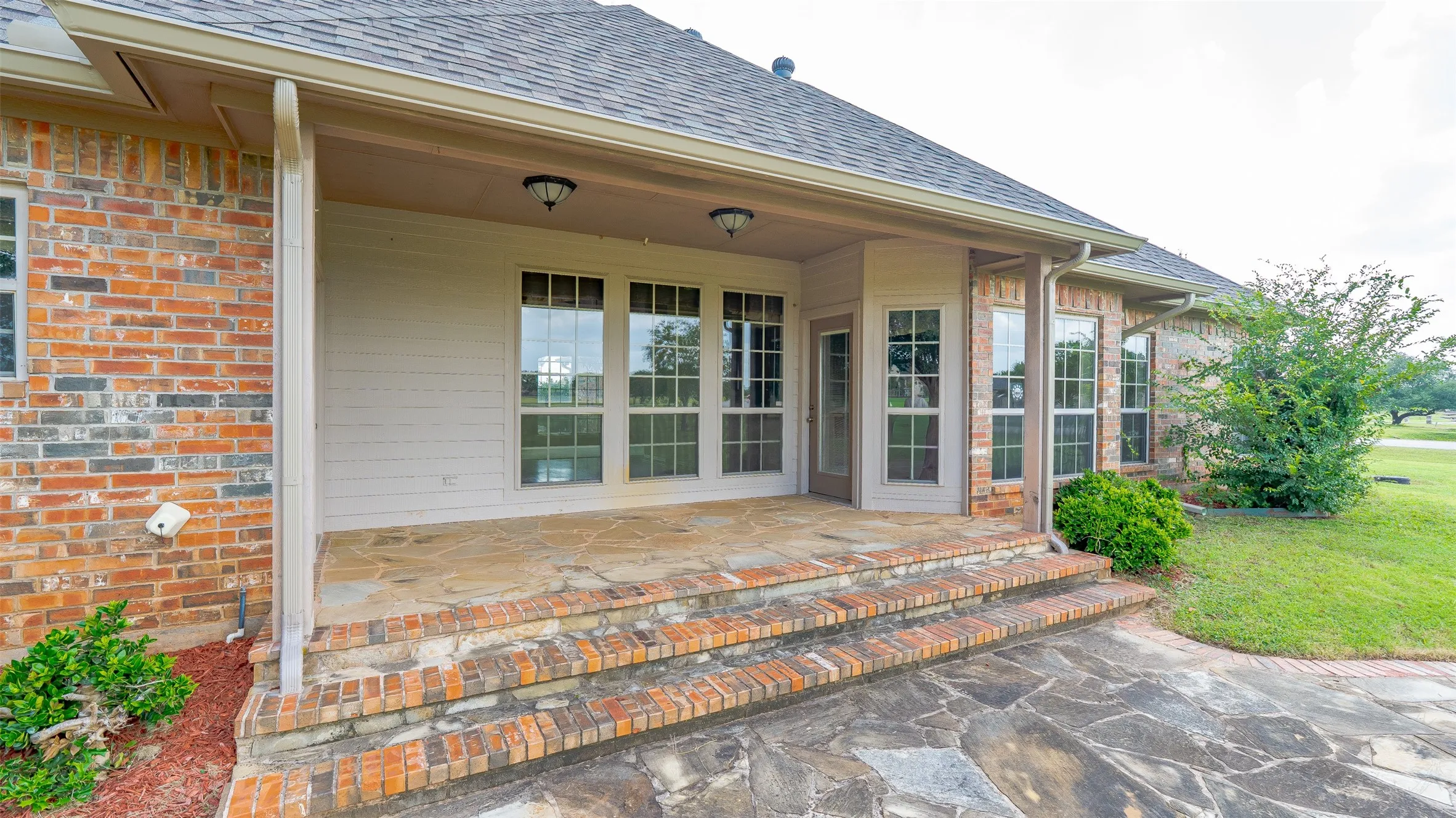 Single Family Residence For Sale in Hood County , 2300 E Emerald Bend Court, Granbury, Texas 76049, 4 Bedroom, 3 Bathroom, 2 Garage spaces, 2,378 Sqft, built in 2002, mls#21331453, Real Estate Agent in Granbury, Homes For Sale in Hood county, Homes For Sale in Granbury, Realtor in Granbury Texas, Real Estate Brokerage Independent Realty Texas, Luminita Cordes Realtor
