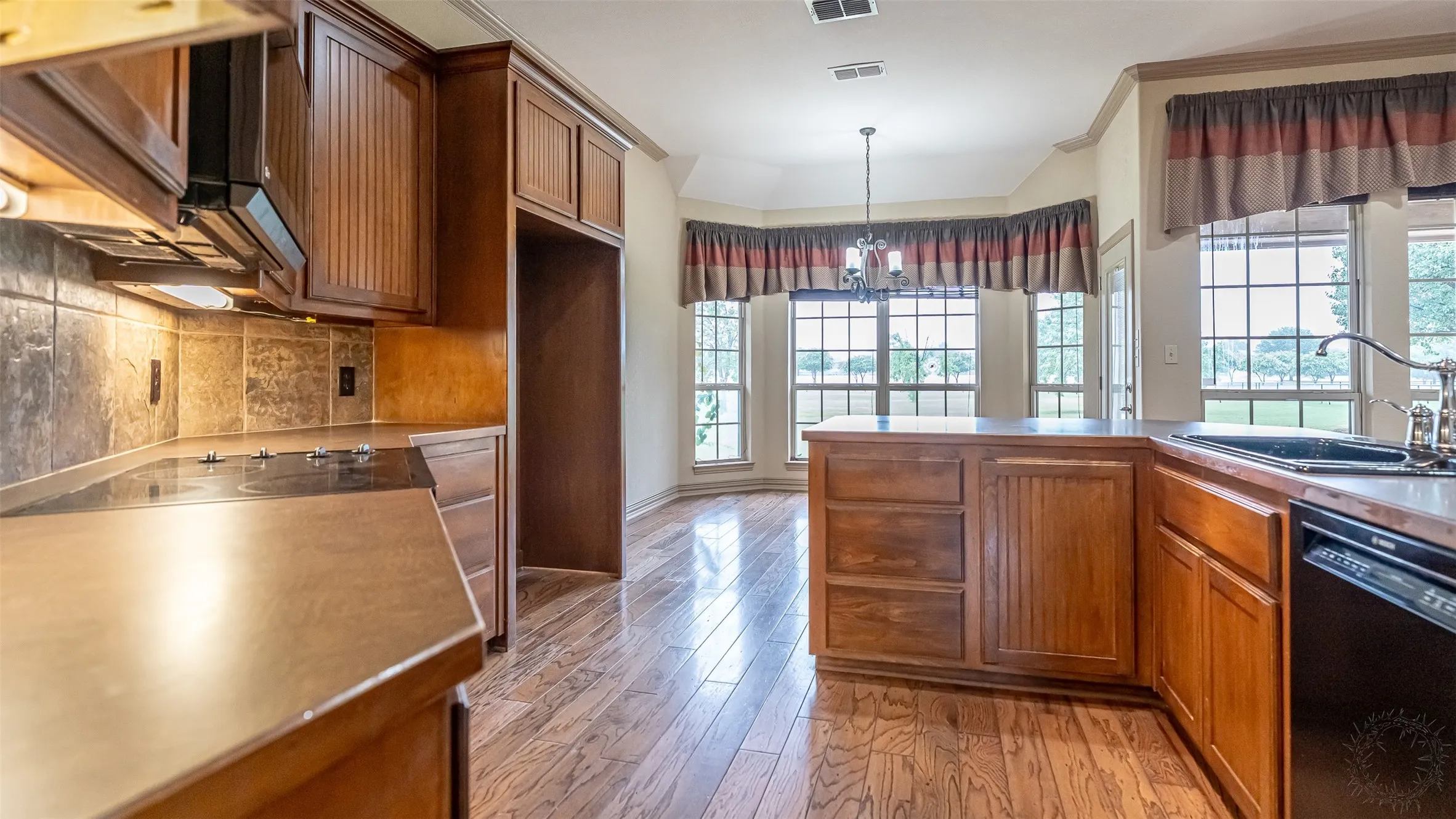 Single Family Residence For Sale in Hood County , 2300 E Emerald Bend Court, Granbury, Texas 76049, 4 Bedroom, 3 Bathroom, 2 Garage spaces, 2,378 Sqft, built in 2002, mls#21331453, Real Estate Agent in Granbury, Homes For Sale in Hood county, Homes For Sale in Granbury, Realtor in Granbury Texas, Real Estate Brokerage Independent Realty Texas, Luminita Cordes Realtor