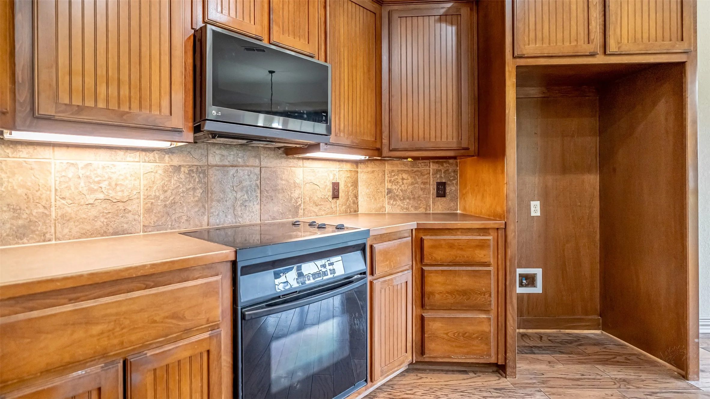 Single Family Residence For Sale in Hood County , 2300 E Emerald Bend Court, Granbury, Texas 76049, 4 Bedroom, 3 Bathroom, 2 Garage spaces, 2,378 Sqft, built in 2002, mls#21331453, Real Estate Agent in Granbury, Homes For Sale in Hood county, Homes For Sale in Granbury, Realtor in Granbury Texas, Real Estate Brokerage Independent Realty Texas, Luminita Cordes Realtor