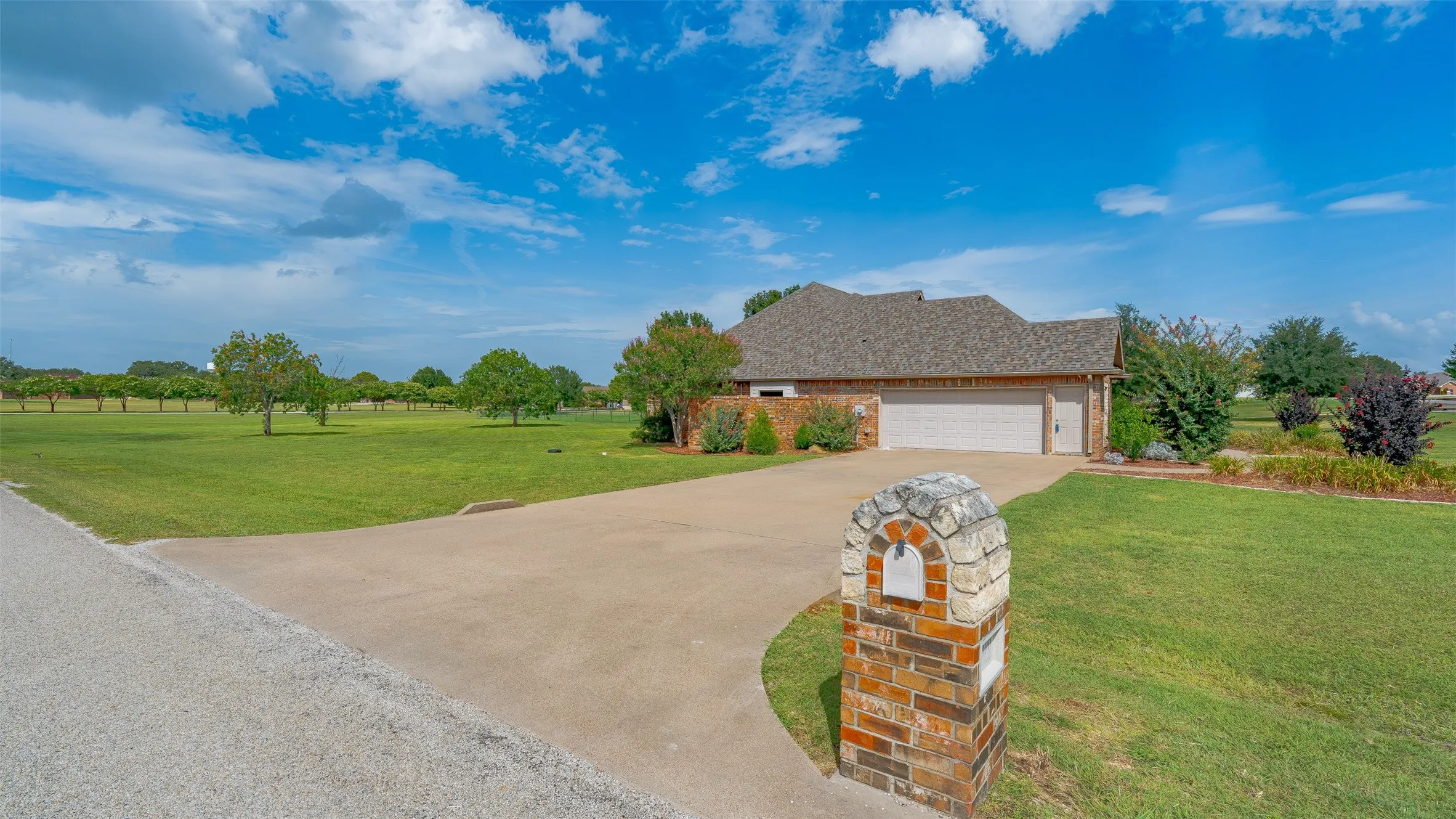 Single Family Residence For Sale in Hood County , 2300 E Emerald Bend Court, Granbury, Texas 76049, 4 Bedroom, 3 Bathroom, 2 Garage spaces, 2,378 Sqft, built in 2002, mls#21331453, Real Estate Agent in Granbury, Homes For Sale in Hood county, Homes For Sale in Granbury, Realtor in Granbury Texas, Real Estate Brokerage Independent Realty Texas, Luminita Cordes Realtor