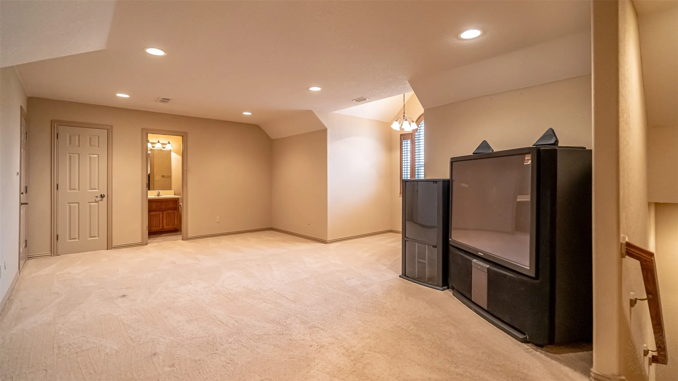 Full Bath & Walk-in Closet
