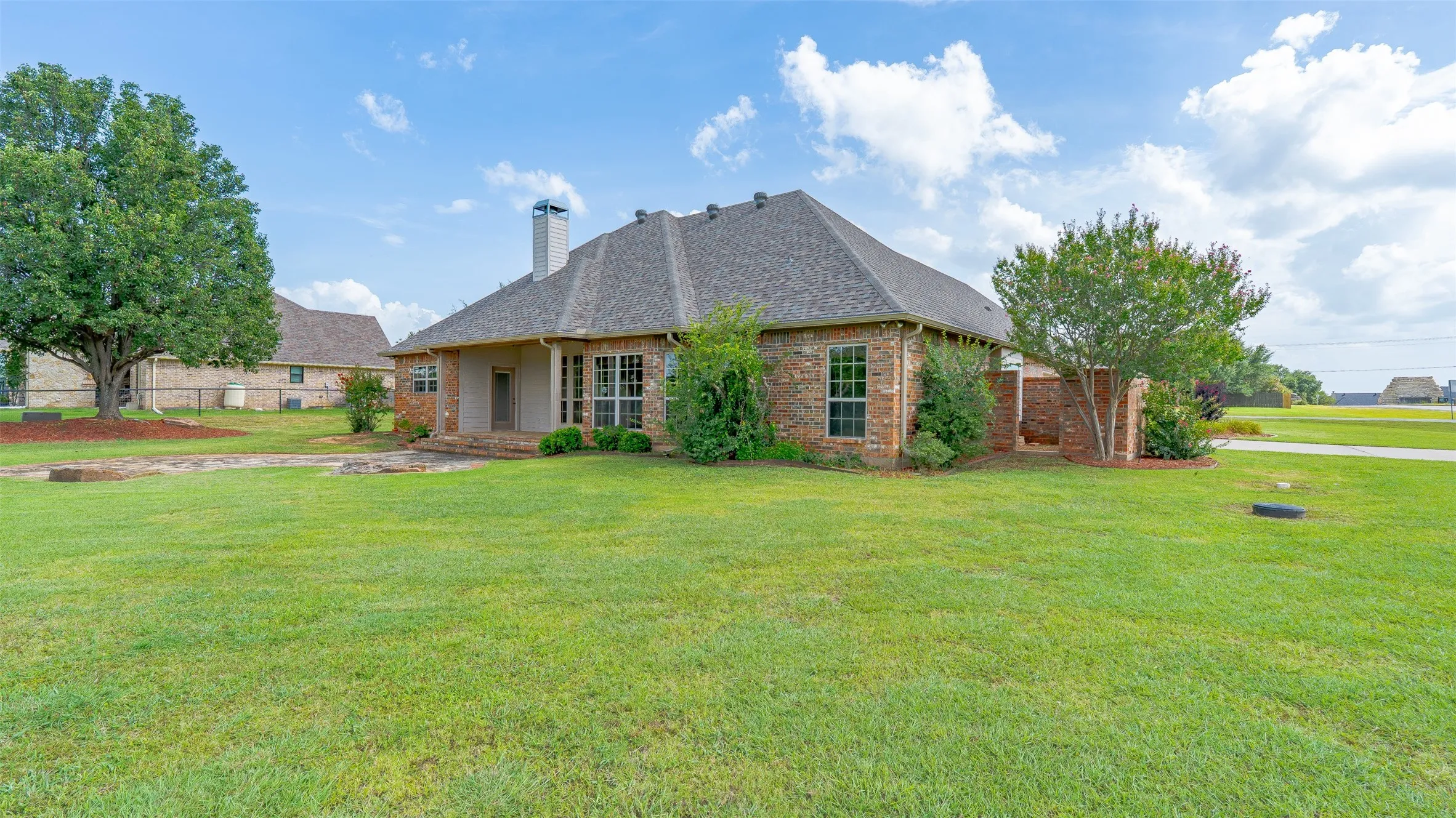 Single Family Residence For Sale in Hood County , 2300 E Emerald Bend Court, Granbury, Texas 76049, 4 Bedroom, 3 Bathroom, 2 Garage spaces, 2,378 Sqft, built in 2002, mls#21331453, Real Estate Agent in Granbury, Homes For Sale in Hood county, Homes For Sale in Granbury, Realtor in Granbury Texas, Real Estate Brokerage Independent Realty Texas, Luminita Cordes Realtor