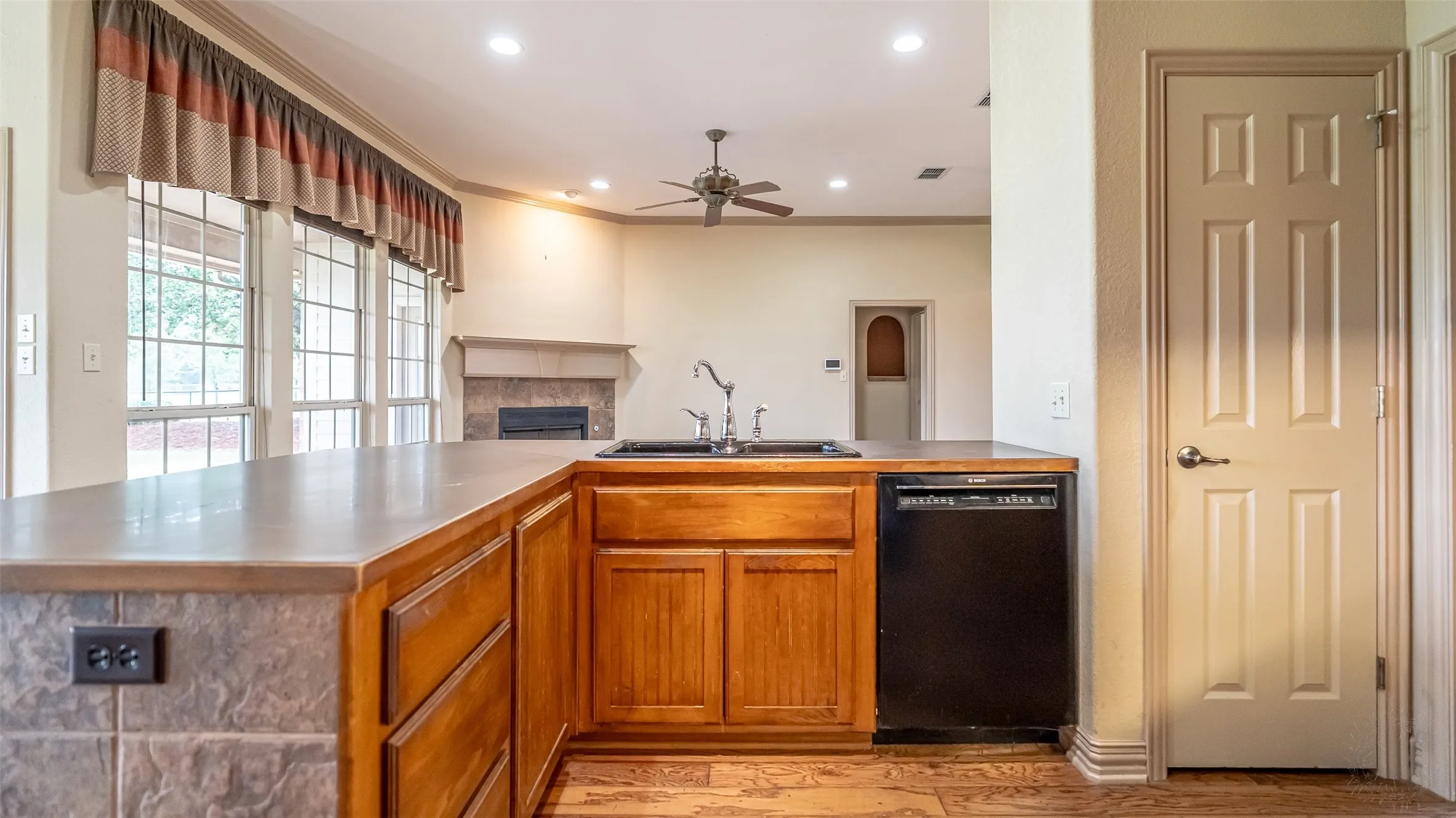 Single Family Residence For Sale in Hood County , 2300 E Emerald Bend Court, Granbury, Texas 76049, 4 Bedroom, 3 Bathroom, 2 Garage spaces, 2,378 Sqft, built in 2002, mls#21331453, Real Estate Agent in Granbury, Homes For Sale in Hood county, Homes For Sale in Granbury, Realtor in Granbury Texas, Real Estate Brokerage Independent Realty Texas, Luminita Cordes Realtor
