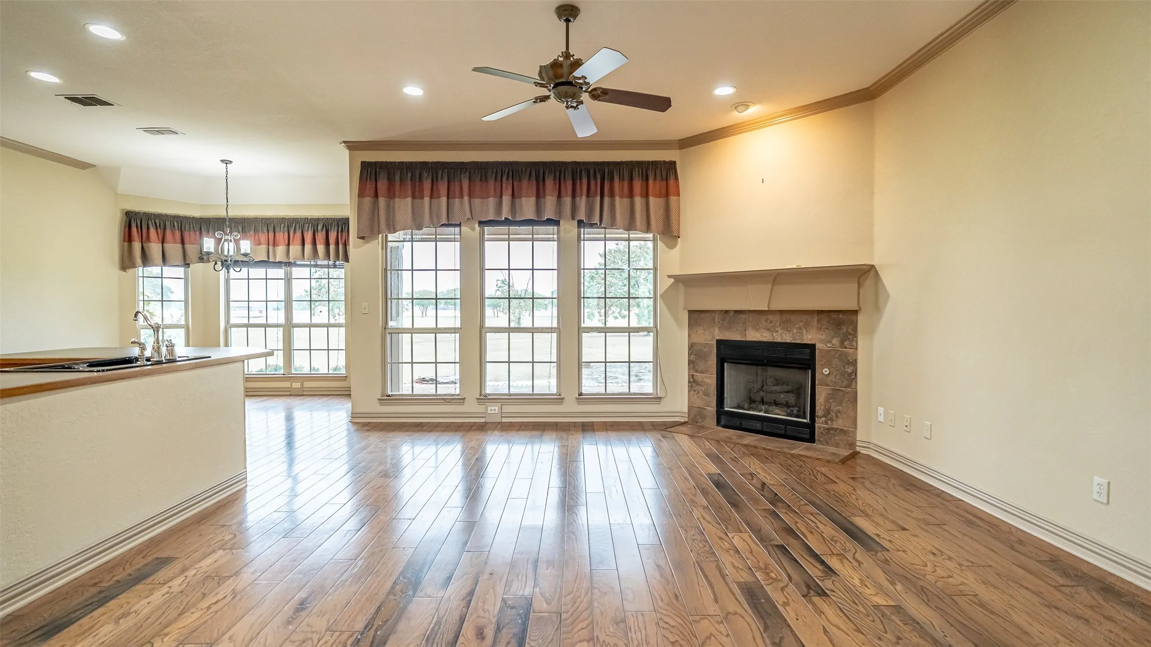 Single Family Residence For Sale in Hood County , 2300 E Emerald Bend Court, Granbury, Texas 76049, 4 Bedroom, 3 Bathroom, 2 Garage spaces, 2,378 Sqft, built in 2002, mls#21331453, Real Estate Agent in Granbury, Homes For Sale in Hood county, Homes For Sale in Granbury, Realtor in Granbury Texas, Real Estate Brokerage Independent Realty Texas, Luminita Cordes Realtor