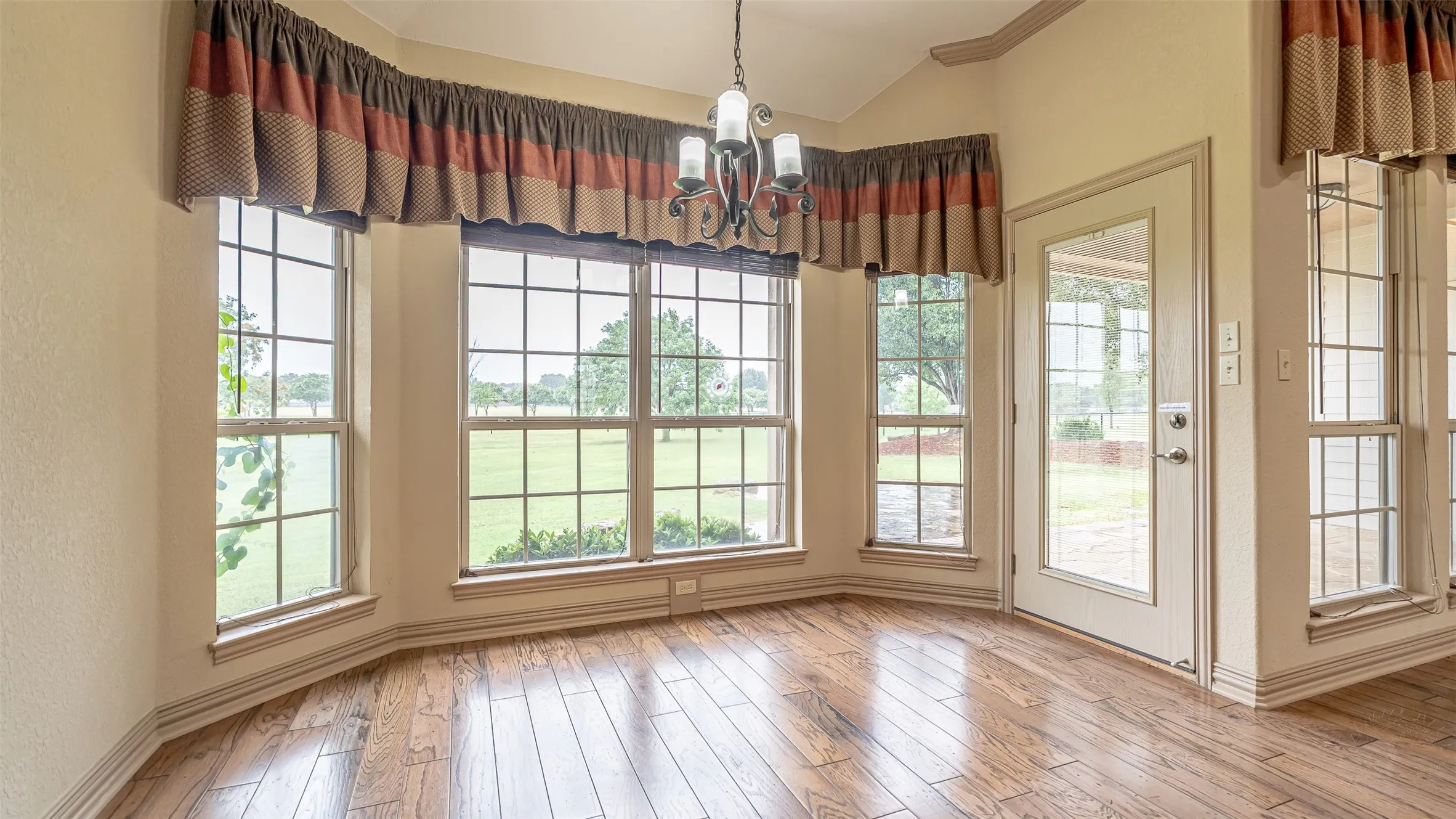 Single Family Residence For Sale in Hood County , 2300 E Emerald Bend Court, Granbury, Texas 76049, 4 Bedroom, 3 Bathroom, 2 Garage spaces, 2,378 Sqft, built in 2002, mls#21331453, Real Estate Agent in Granbury, Homes For Sale in Hood county, Homes For Sale in Granbury, Realtor in Granbury Texas, Real Estate Brokerage Independent Realty Texas, Luminita Cordes Realtor