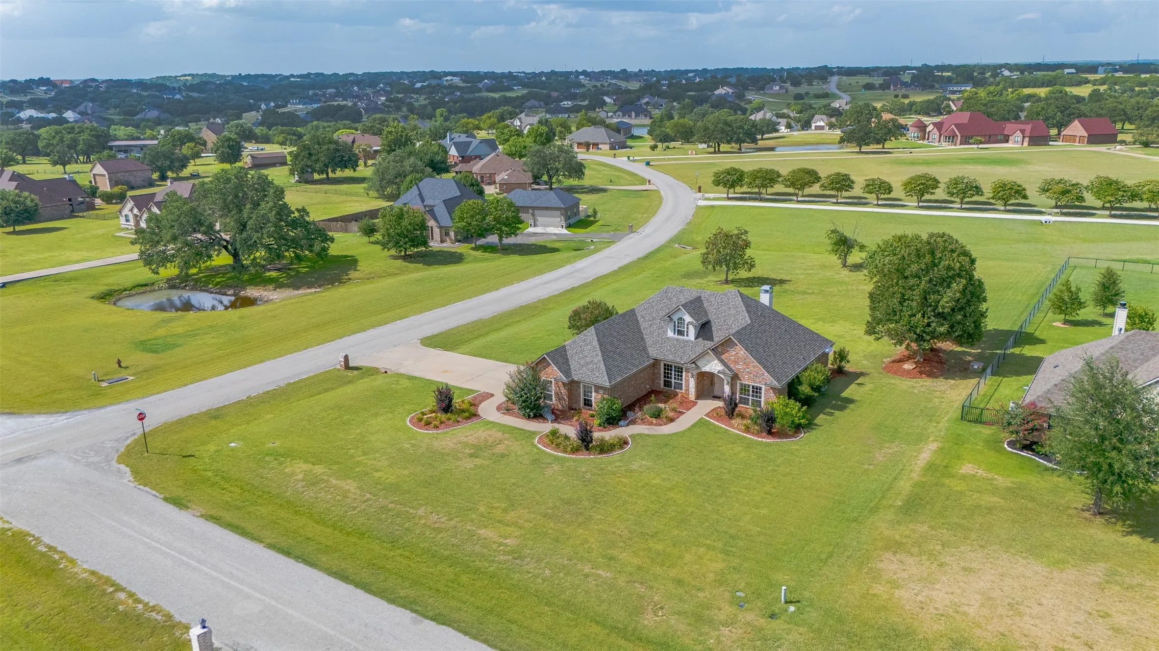 Single Family Residence For Sale in Hood County , 2300 E Emerald Bend Court, Granbury, Texas 76049, 4 Bedroom, 3 Bathroom, 2 Garage spaces, 2,378 Sqft, built in 2002, mls#21331453, Real Estate Agent in Granbury, Homes For Sale in Hood county, Homes For Sale in Granbury, Realtor in Granbury Texas, Real Estate Brokerage Independent Realty Texas, Luminita Cordes Realtor