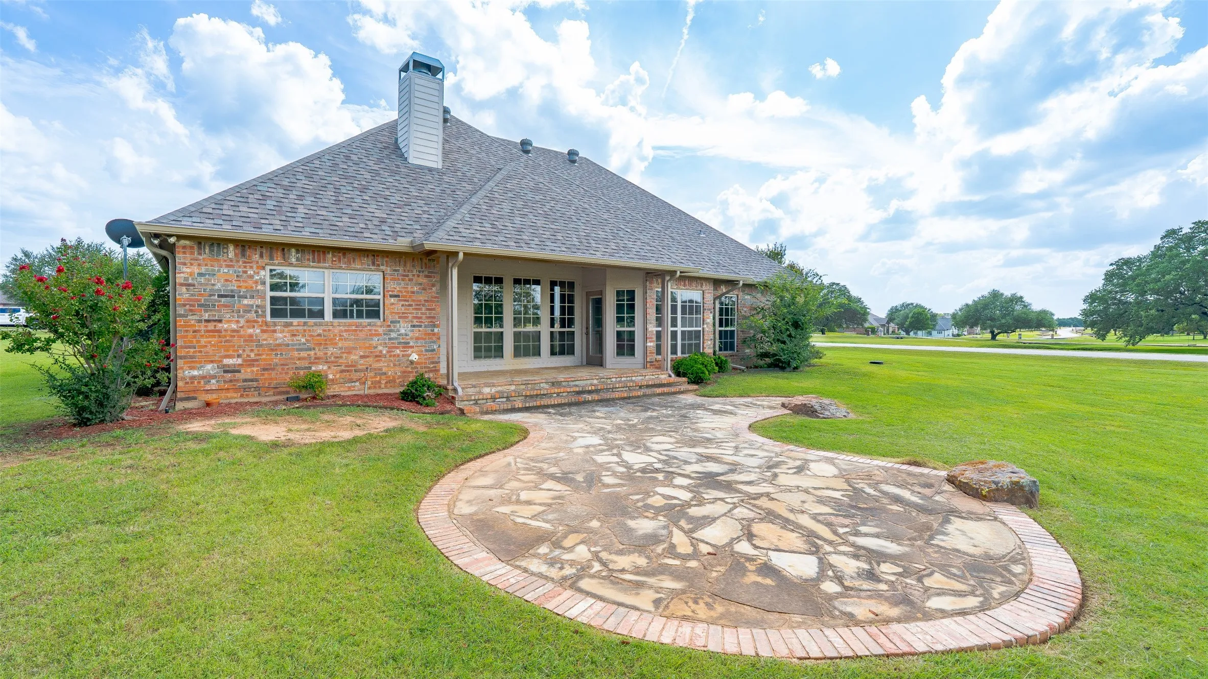 Single Family Residence For Sale in Hood County , 2300 E Emerald Bend Court, Granbury, Texas 76049, 4 Bedroom, 3 Bathroom, 2 Garage spaces, 2,378 Sqft, built in 2002, mls#21331453, Real Estate Agent in Granbury, Homes For Sale in Hood county, Homes For Sale in Granbury, Realtor in Granbury Texas, Real Estate Brokerage Independent Realty Texas, Luminita Cordes Realtor