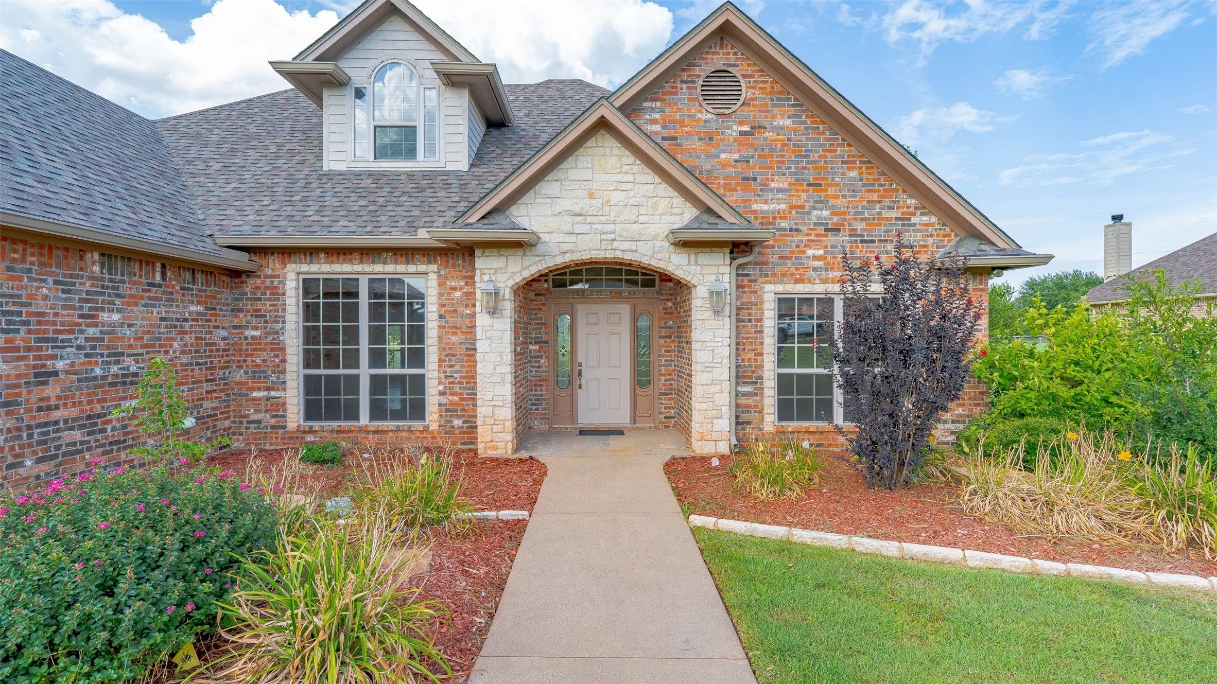Single Family Residence For Sale in Hood County , 2300 E Emerald Bend Court, Granbury, Texas 76049, 4 Bedroom, 3 Bathroom, 2 Garage spaces, 2,378 Sqft, built in 2002, mls#21331453, Real Estate Agent in Granbury, Homes For Sale in Hood county, Homes For Sale in Granbury, Realtor in Granbury Texas, Real Estate Brokerage Independent Realty Texas, Luminita Cordes Realtor