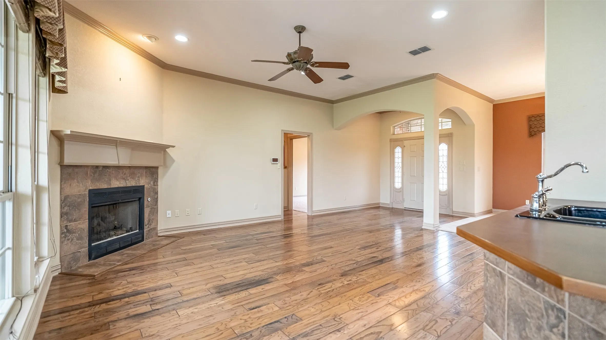 Single Family Residence For Sale in Hood County , 2300 E Emerald Bend Court, Granbury, Texas 76049, 4 Bedroom, 3 Bathroom, 2 Garage spaces, 2,378 Sqft, built in 2002, mls#21331453, Real Estate Agent in Granbury, Homes For Sale in Hood county, Homes For Sale in Granbury, Realtor in Granbury Texas, Real Estate Brokerage Independent Realty Texas, Luminita Cordes Realtor