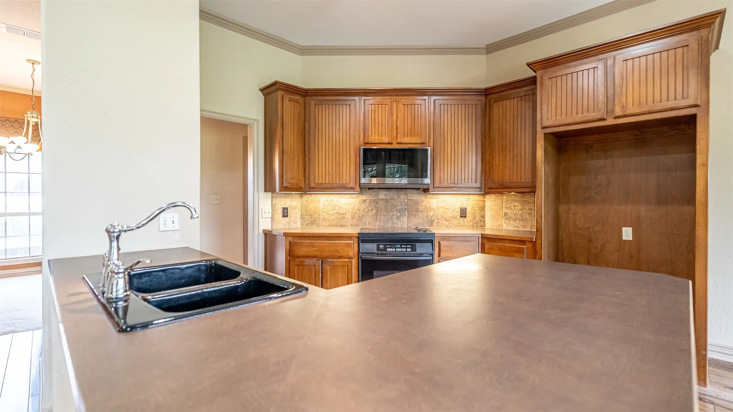 Single Family Residence For Sale in Hood County , 2300 E Emerald Bend Court, Granbury, Texas 76049, 4 Bedroom, 3 Bathroom, 2 Garage spaces, 2,378 Sqft, built in 2002, mls#21331453, Real Estate Agent in Granbury, Homes For Sale in Hood county, Homes For Sale in Granbury, Realtor in Granbury Texas, Real Estate Brokerage Independent Realty Texas, Luminita Cordes Realtor