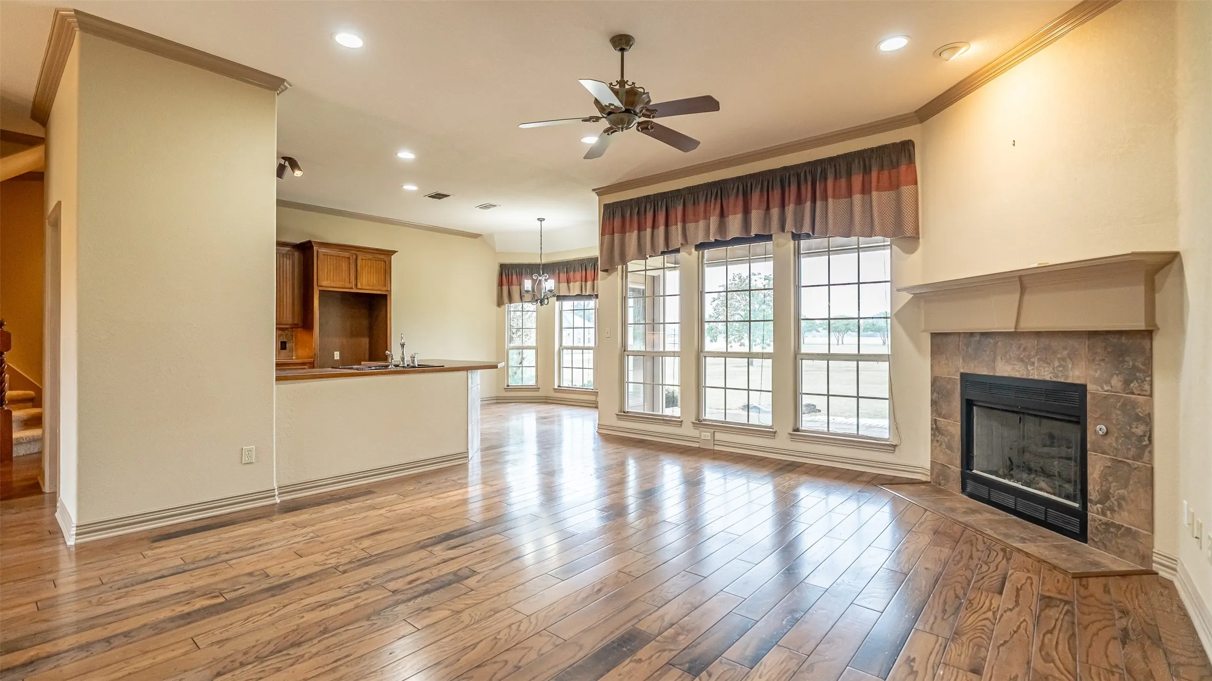 Single Family Residence For Sale in Hood County , 2300 E Emerald Bend Court, Granbury, Texas 76049, 4 Bedroom, 3 Bathroom, 2 Garage spaces, 2,378 Sqft, built in 2002, mls#21331453, Real Estate Agent in Granbury, Homes For Sale in Hood county, Homes For Sale in Granbury, Realtor in Granbury Texas, Real Estate Brokerage Independent Realty Texas, Luminita Cordes Realtor