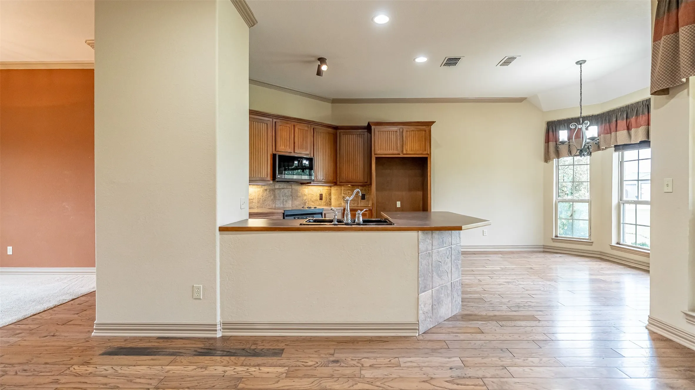 Single Family Residence For Sale in Hood County , 2300 E Emerald Bend Court, Granbury, Texas 76049, 4 Bedroom, 3 Bathroom, 2 Garage spaces, 2,378 Sqft, built in 2002, mls#21331453, Real Estate Agent in Granbury, Homes For Sale in Hood county, Homes For Sale in Granbury, Realtor in Granbury Texas, Real Estate Brokerage Independent Realty Texas, Luminita Cordes Realtor