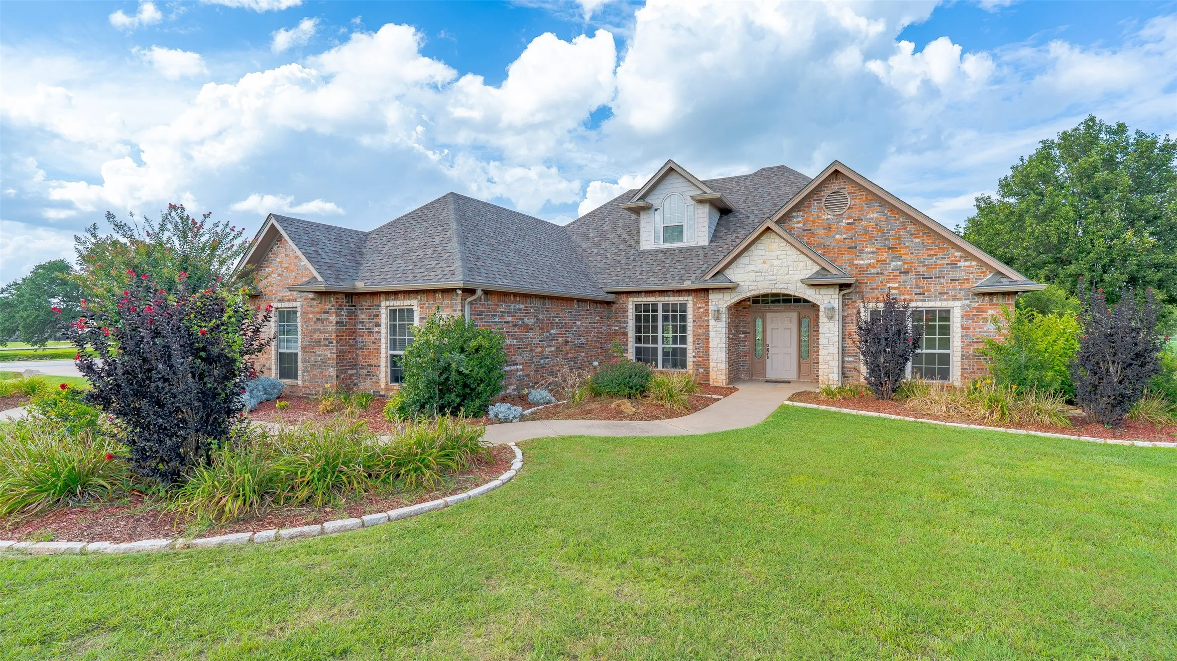 Single Family Residence For Sale in Hood County , 2300 E Emerald Bend Court, Granbury, Texas 76049, 4 Bedroom, 3 Bathroom, 2 Garage spaces, 2,378 Sqft, built in 2002, mls#21331453, Real Estate Agent in Granbury, Homes For Sale in Hood county, Homes For Sale in Granbury, Realtor in Granbury Texas, Real Estate Brokerage Independent Realty Texas, Luminita Cordes Realtor