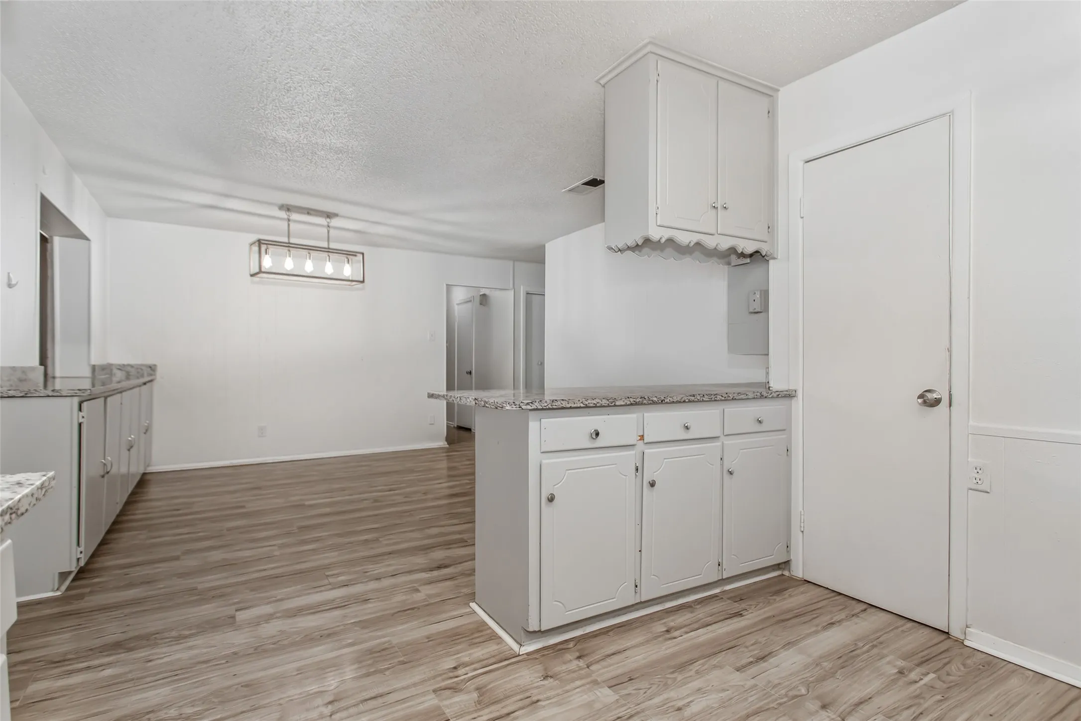 Single Family Residence For Sale in Dallas County , 3009 W 11th Street, Irving, Texas 75060, 3 Bedroom, 2 Bathroom, 2 Garage spaces, 1,762 Sqft, built in 1961, mls#21335812, Real Estate Agent in Irving, Homes For Sale in Dallas county, Homes For Sale in Irving, Realtor in Irving Texas, Real Estate Brokerage Independent Realty Texas, Luminita Cordes Realtor
