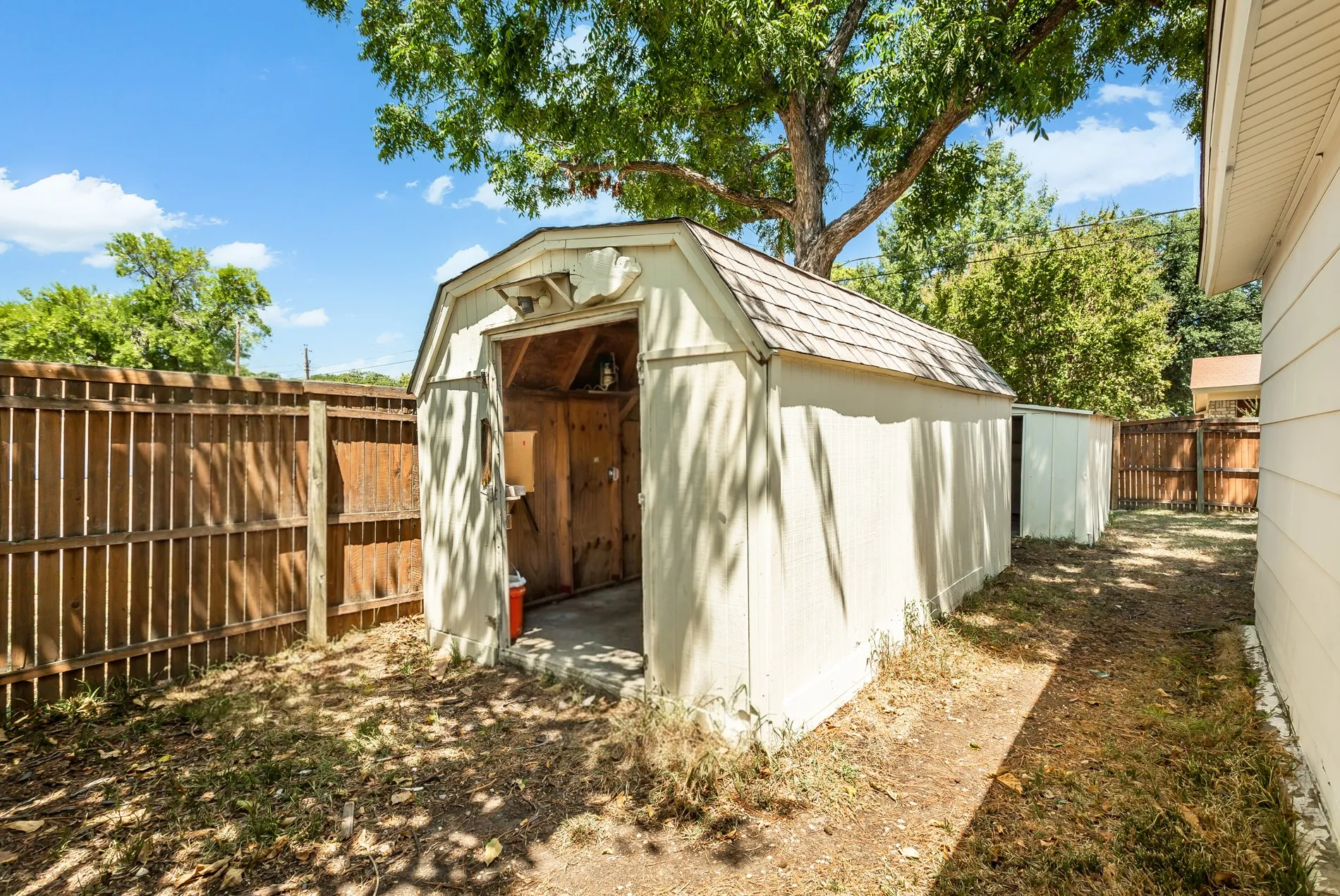 Single Family Residence For Sale in Dallas County , 3009 W 11th Street, Irving, Texas 75060, 3 Bedroom, 2 Bathroom, 2 Garage spaces, 1,762 Sqft, built in 1961, mls#21335812, Real Estate Agent in Irving, Homes For Sale in Dallas county, Homes For Sale in Irving, Realtor in Irving Texas, Real Estate Brokerage Independent Realty Texas, Luminita Cordes Realtor