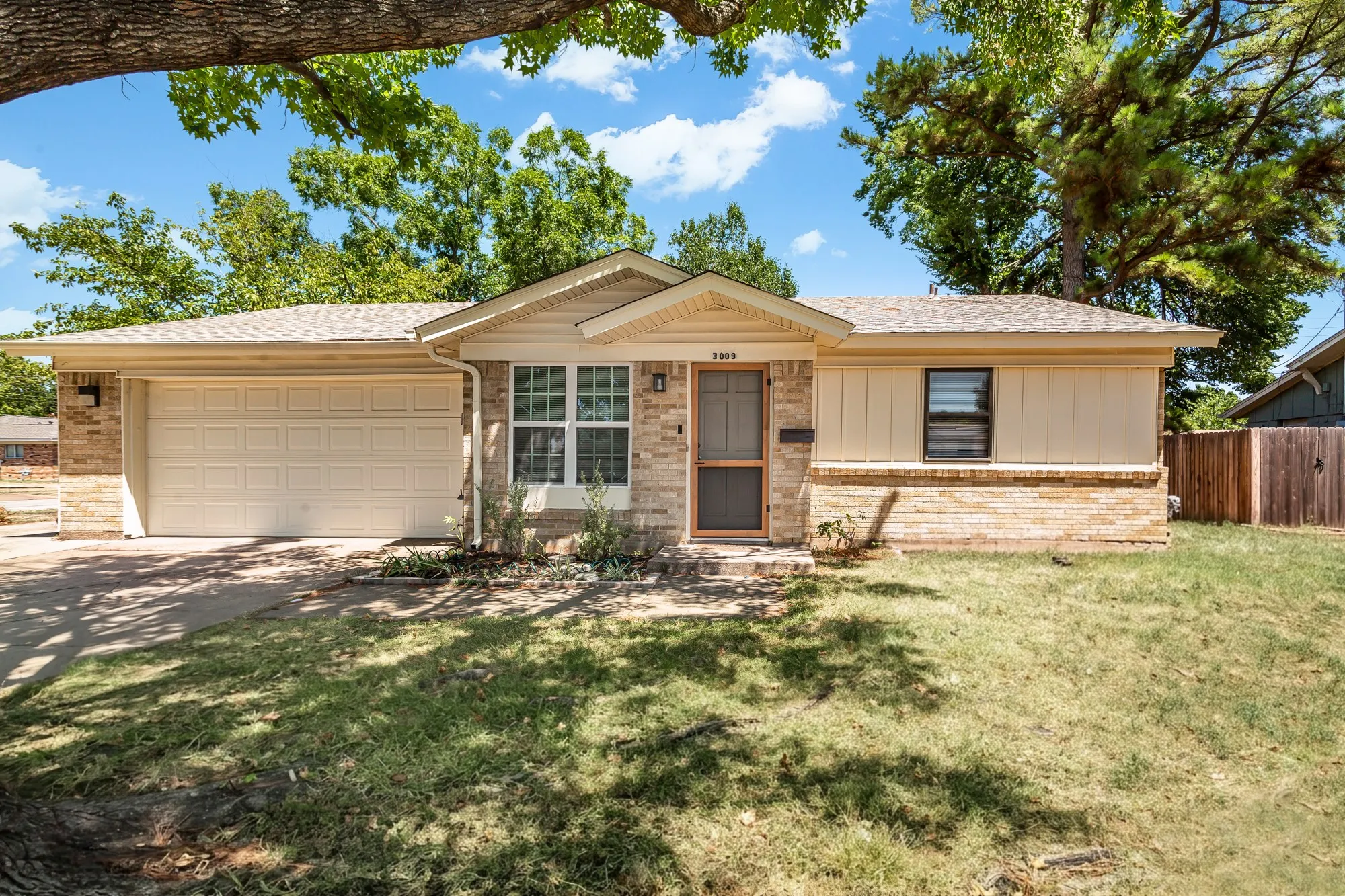 Single Family Residence For Sale in Dallas County , 3009 W 11th Street, Irving, Texas 75060, 3 Bedroom, 2 Bathroom, 2 Garage spaces, 1,762 Sqft, built in 1961, mls#21335812, Real Estate Agent in Irving, Homes For Sale in Dallas county, Homes For Sale in Irving, Realtor in Irving Texas, Real Estate Brokerage Independent Realty Texas, Luminita Cordes Realtor