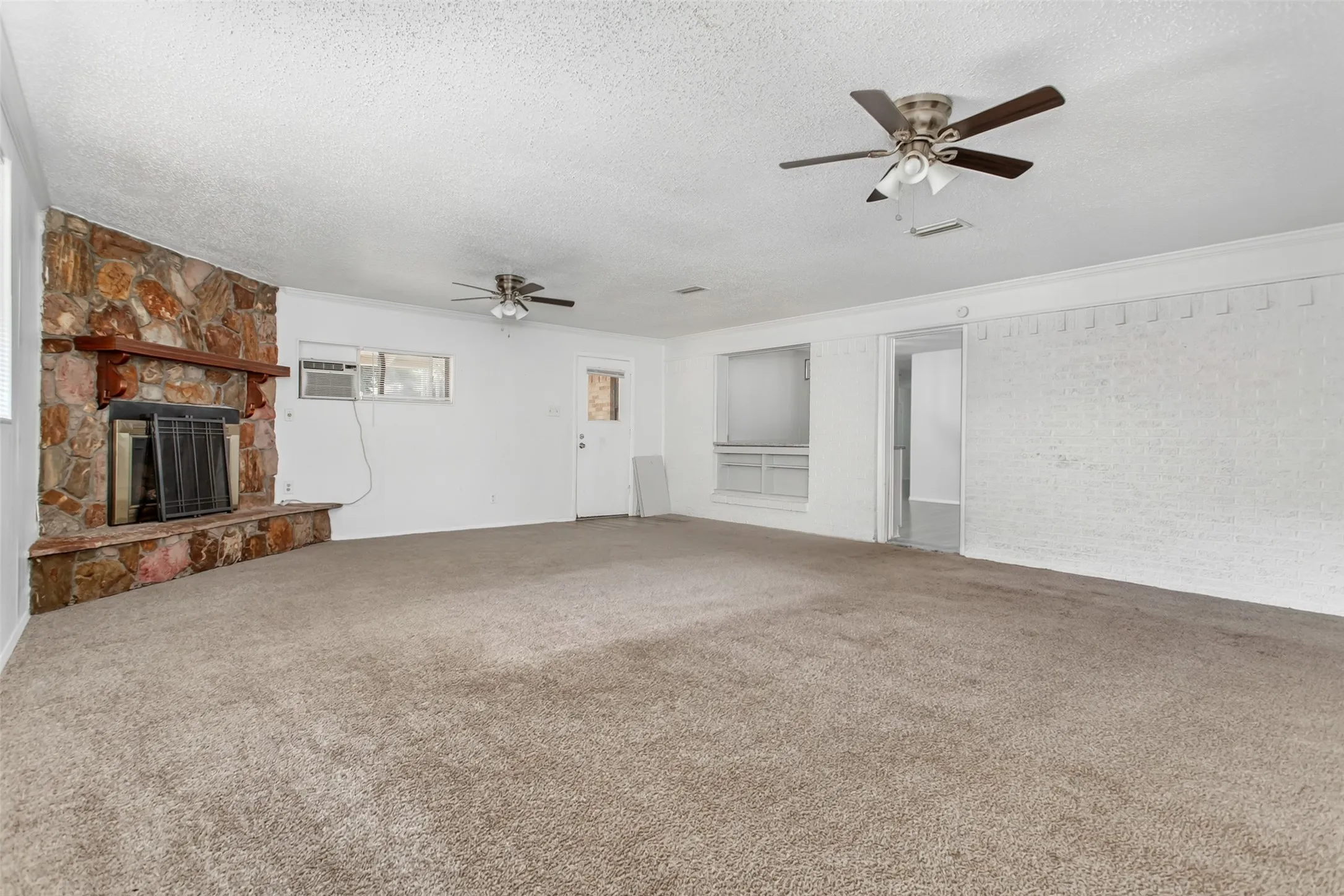 Single Family Residence For Sale in Dallas County , 3009 W 11th Street, Irving, Texas 75060, 3 Bedroom, 2 Bathroom, 2 Garage spaces, 1,762 Sqft, built in 1961, mls#21335812, Real Estate Agent in Irving, Homes For Sale in Dallas county, Homes For Sale in Irving, Realtor in Irving Texas, Real Estate Brokerage Independent Realty Texas, Luminita Cordes Realtor