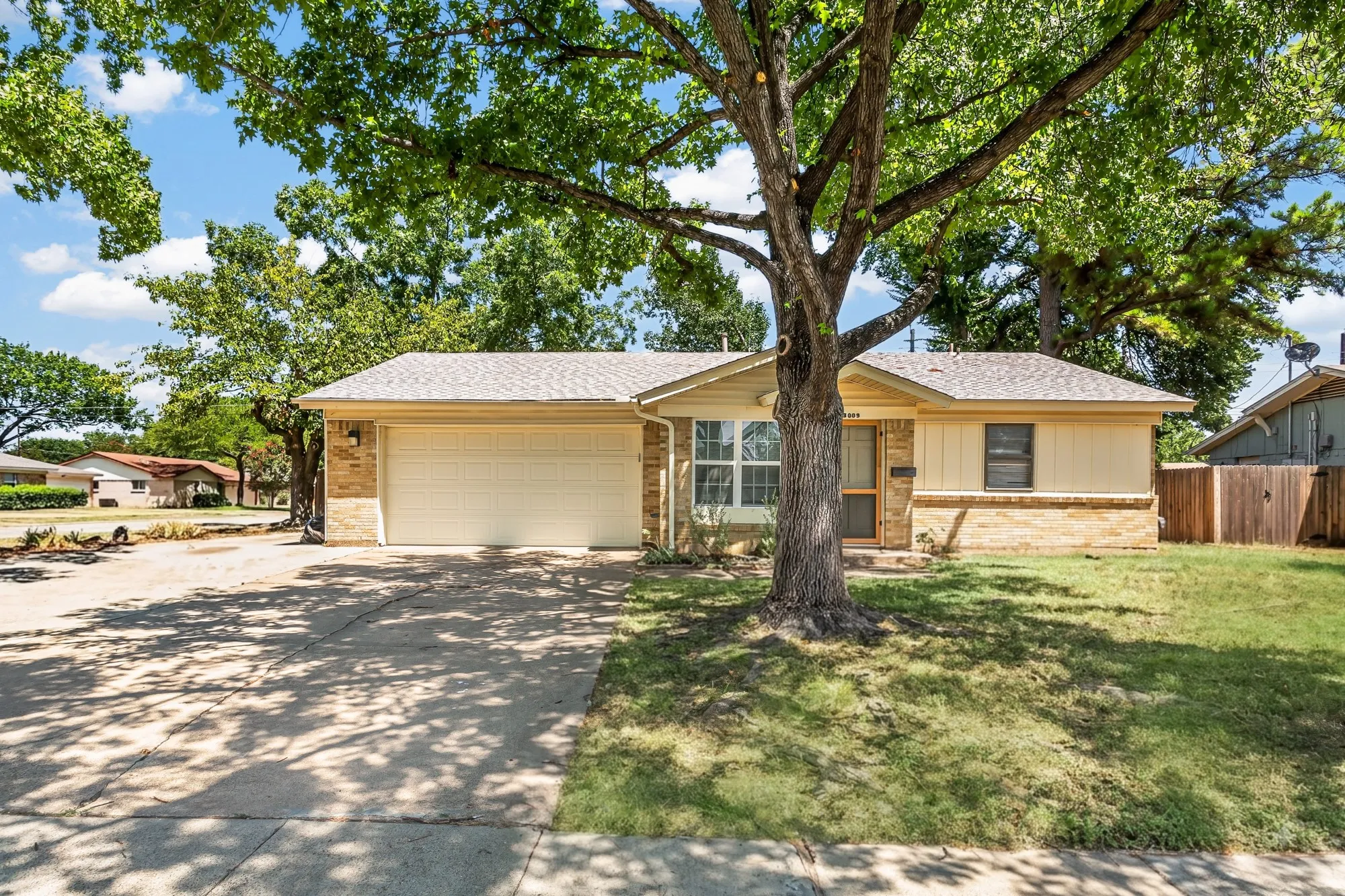 Single Family Residence For Sale in Dallas County , 3009 W 11th Street, Irving, Texas 75060, 3 Bedroom, 2 Bathroom, 2 Garage spaces, 1,762 Sqft, built in 1961, mls#21335812, Real Estate Agent in Irving, Homes For Sale in Dallas county, Homes For Sale in Irving, Realtor in Irving Texas, Real Estate Brokerage Independent Realty Texas, Luminita Cordes Realtor