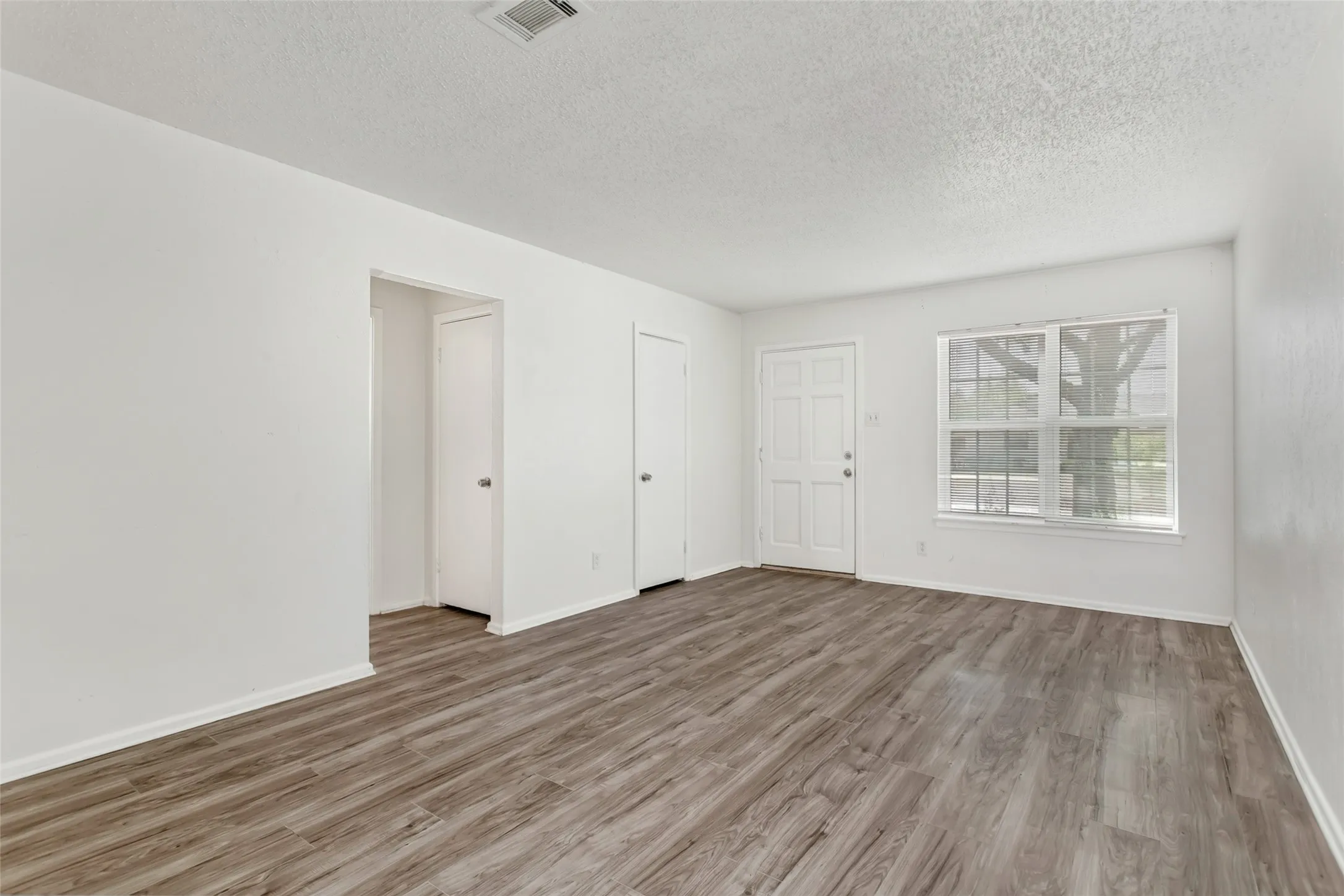 Single Family Residence For Sale in Dallas County , 3009 W 11th Street, Irving, Texas 75060, 3 Bedroom, 2 Bathroom, 2 Garage spaces, 1,762 Sqft, built in 1961, mls#21335812, Real Estate Agent in Irving, Homes For Sale in Dallas county, Homes For Sale in Irving, Realtor in Irving Texas, Real Estate Brokerage Independent Realty Texas, Luminita Cordes Realtor