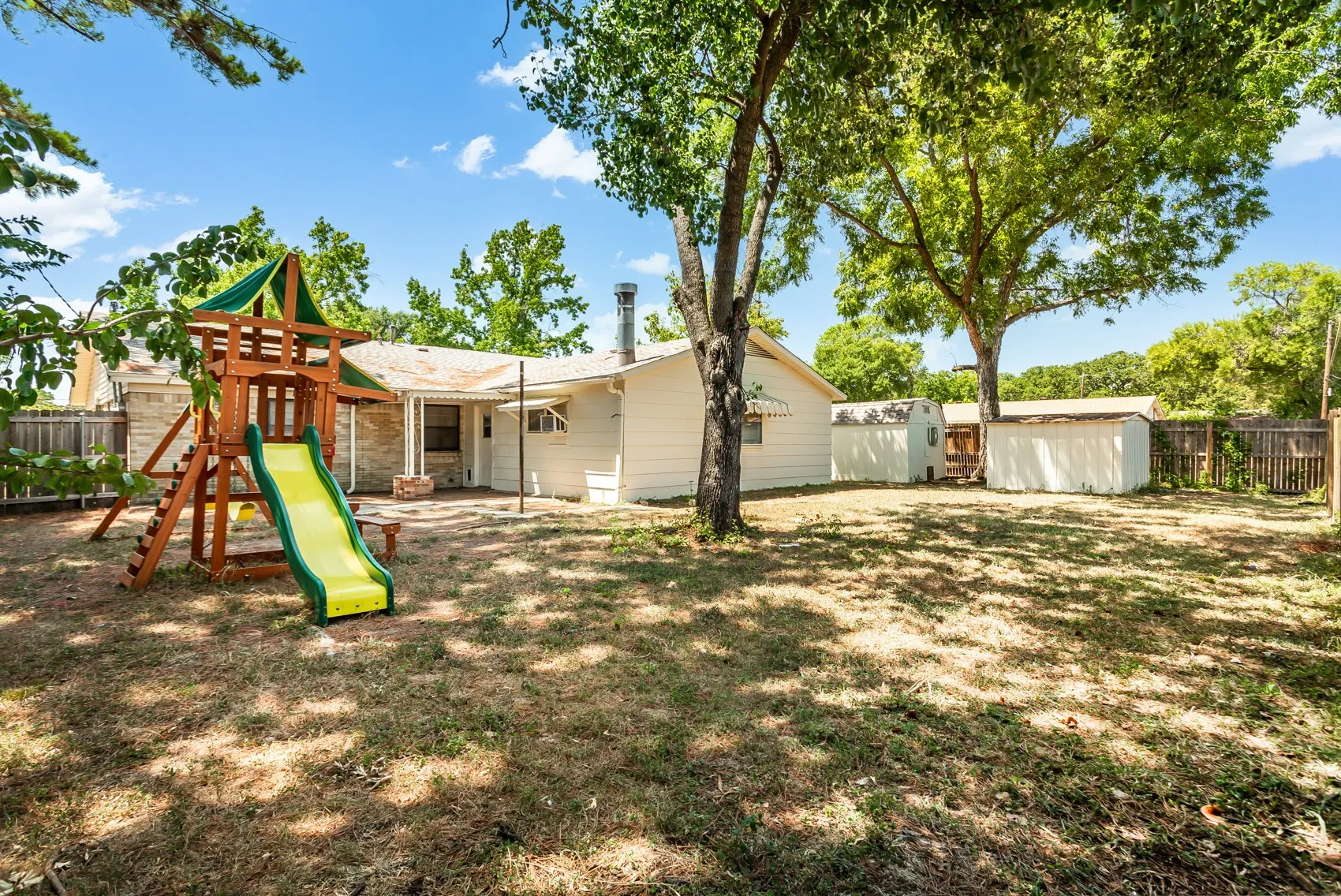 Single Family Residence For Sale in Dallas County , 3009 W 11th Street, Irving, Texas 75060, 3 Bedroom, 2 Bathroom, 2 Garage spaces, 1,762 Sqft, built in 1961, mls#21335812, Real Estate Agent in Irving, Homes For Sale in Dallas county, Homes For Sale in Irving, Realtor in Irving Texas, Real Estate Brokerage Independent Realty Texas, Luminita Cordes Realtor