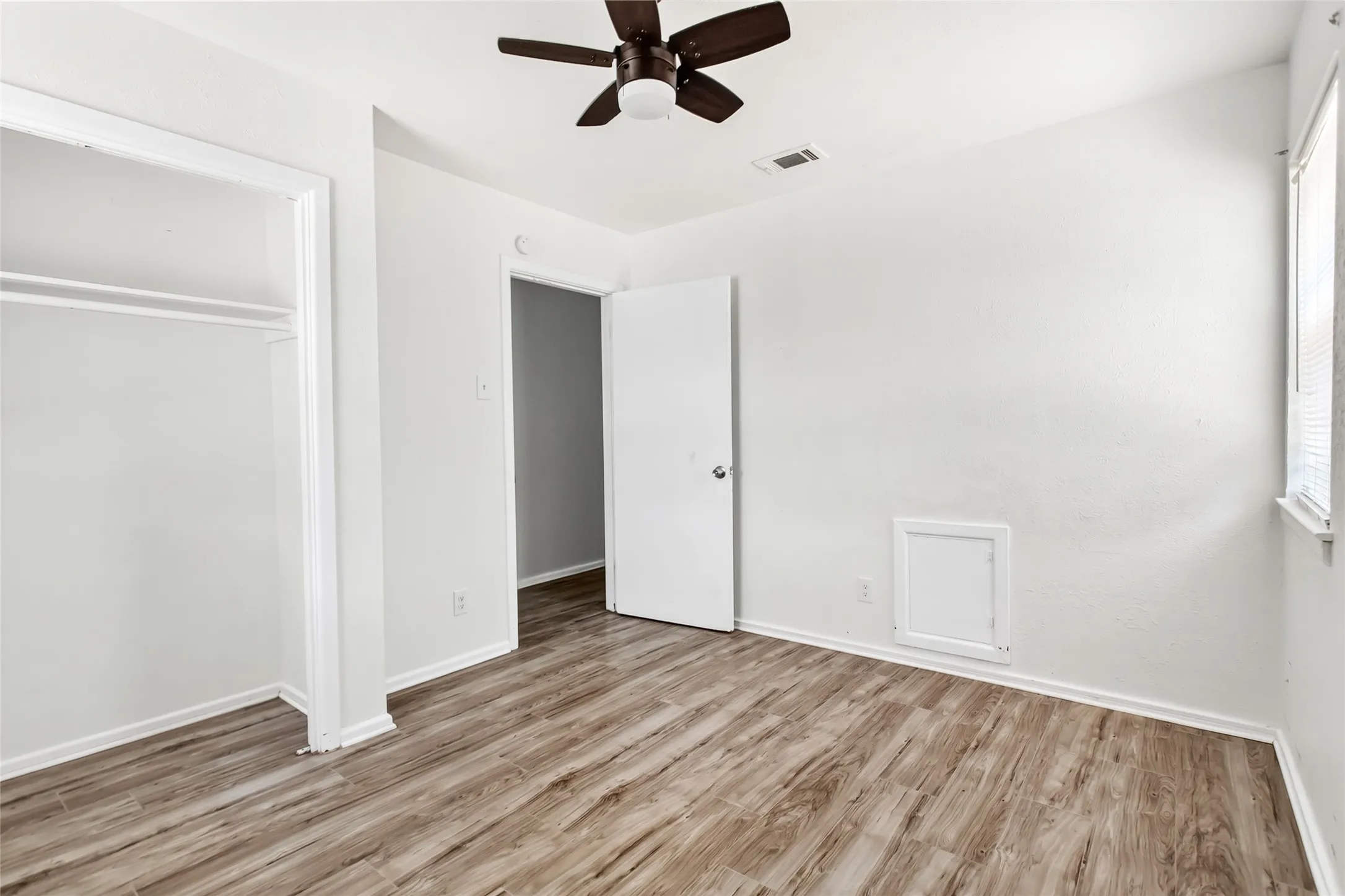 Single Family Residence For Sale in Dallas County , 3009 W 11th Street, Irving, Texas 75060, 3 Bedroom, 2 Bathroom, 2 Garage spaces, 1,762 Sqft, built in 1961, mls#21335812, Real Estate Agent in Irving, Homes For Sale in Dallas county, Homes For Sale in Irving, Realtor in Irving Texas, Real Estate Brokerage Independent Realty Texas, Luminita Cordes Realtor