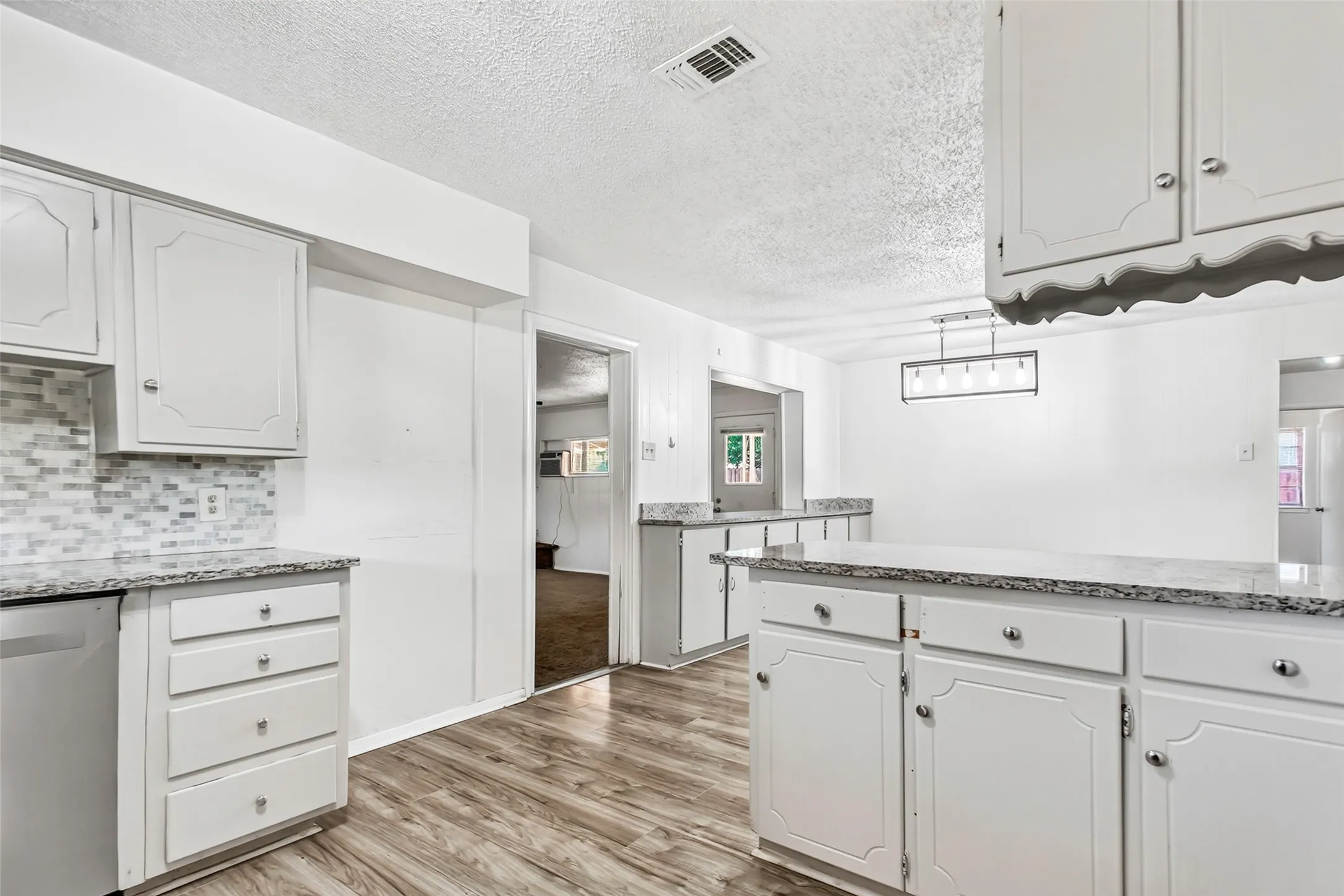 Single Family Residence For Sale in Dallas County , 3009 W 11th Street, Irving, Texas 75060, 3 Bedroom, 2 Bathroom, 2 Garage spaces, 1,762 Sqft, built in 1961, mls#21335812, Real Estate Agent in Irving, Homes For Sale in Dallas county, Homes For Sale in Irving, Realtor in Irving Texas, Real Estate Brokerage Independent Realty Texas, Luminita Cordes Realtor