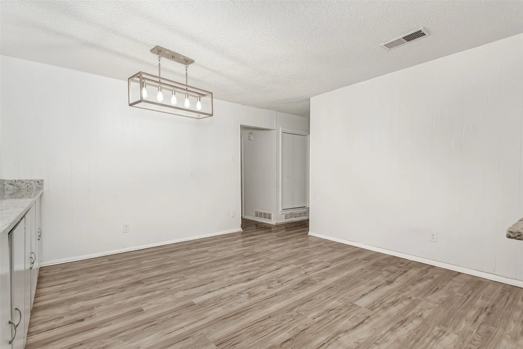 Single Family Residence For Sale in Dallas County , 3009 W 11th Street, Irving, Texas 75060, 3 Bedroom, 2 Bathroom, 2 Garage spaces, 1,762 Sqft, built in 1961, mls#21335812, Real Estate Agent in Irving, Homes For Sale in Dallas county, Homes For Sale in Irving, Realtor in Irving Texas, Real Estate Brokerage Independent Realty Texas, Luminita Cordes Realtor
