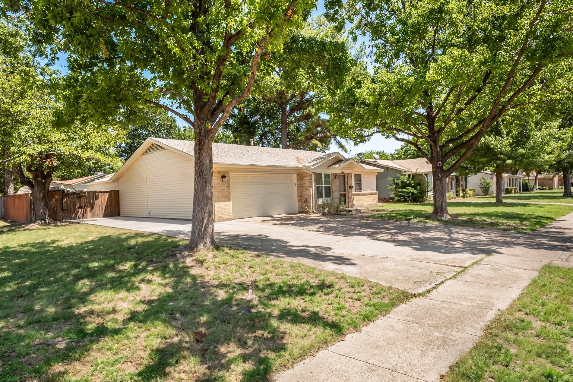 Single Family Residence For Sale in Dallas County , 3009 W 11th Street, Irving, Texas 75060, 3 Bedroom, 2 Bathroom, 2 Garage spaces, 1,762 Sqft, built in 1961, mls#21335812, Real Estate Agent in Irving, Homes For Sale in Dallas county, Homes For Sale in Irving, Realtor in Irving Texas, Real Estate Brokerage Independent Realty Texas, Luminita Cordes Realtor