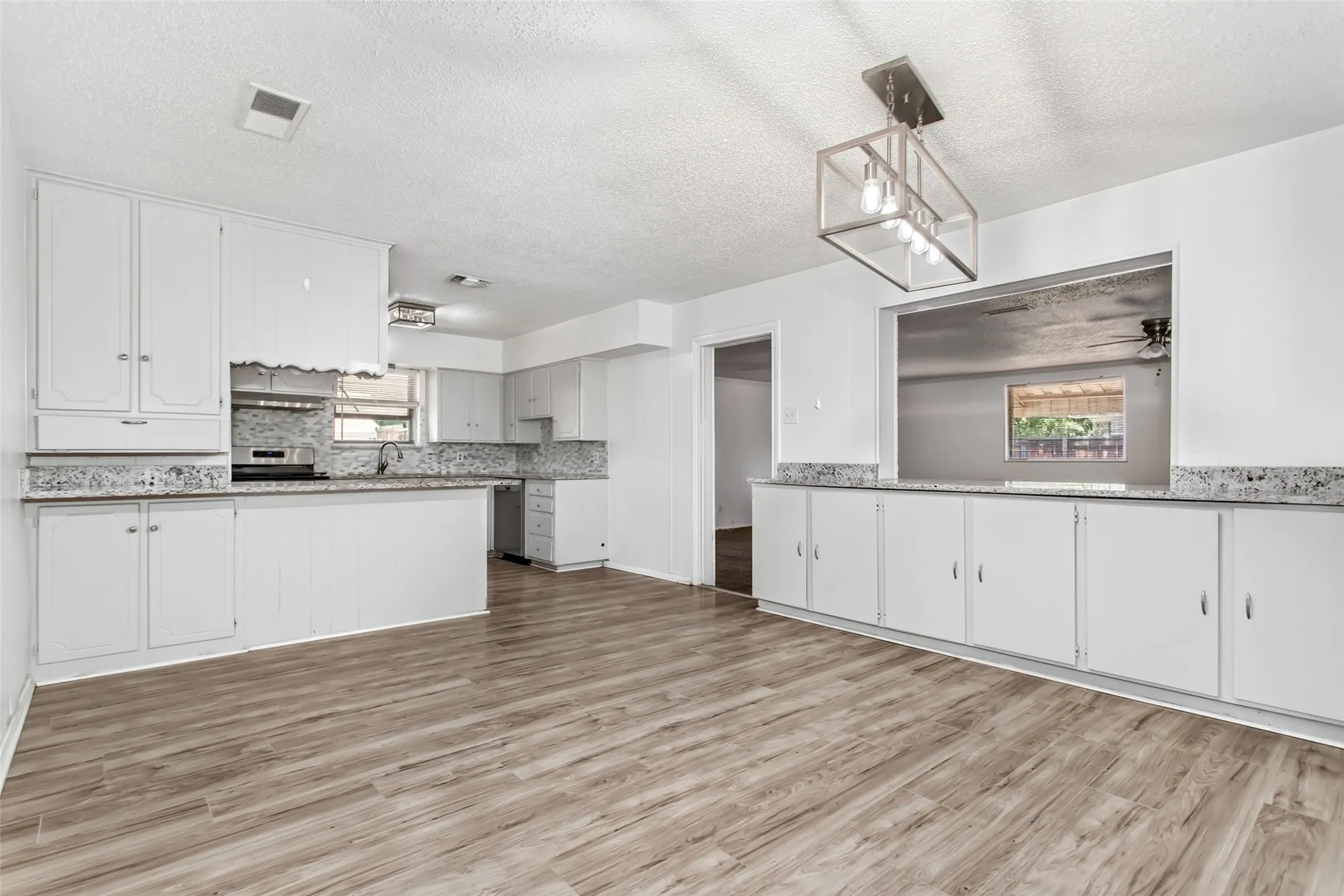 Single Family Residence For Sale in Dallas County , 3009 W 11th Street, Irving, Texas 75060, 3 Bedroom, 2 Bathroom, 2 Garage spaces, 1,762 Sqft, built in 1961, mls#21335812, Real Estate Agent in Irving, Homes For Sale in Dallas county, Homes For Sale in Irving, Realtor in Irving Texas, Real Estate Brokerage Independent Realty Texas, Luminita Cordes Realtor