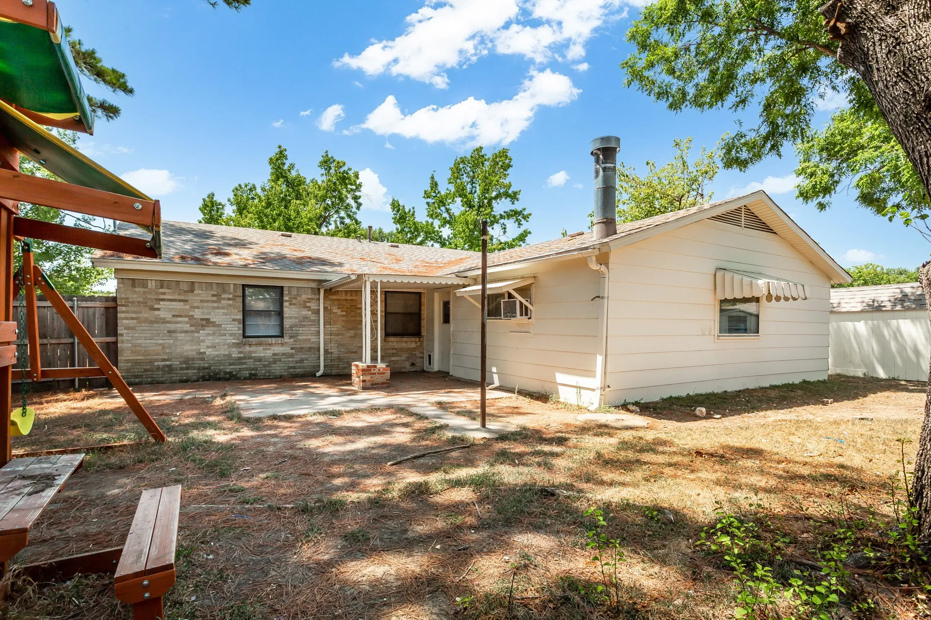 Single Family Residence For Sale in Dallas County , 3009 W 11th Street, Irving, Texas 75060, 3 Bedroom, 2 Bathroom, 2 Garage spaces, 1,762 Sqft, built in 1961, mls#21335812, Real Estate Agent in Irving, Homes For Sale in Dallas county, Homes For Sale in Irving, Realtor in Irving Texas, Real Estate Brokerage Independent Realty Texas, Luminita Cordes Realtor