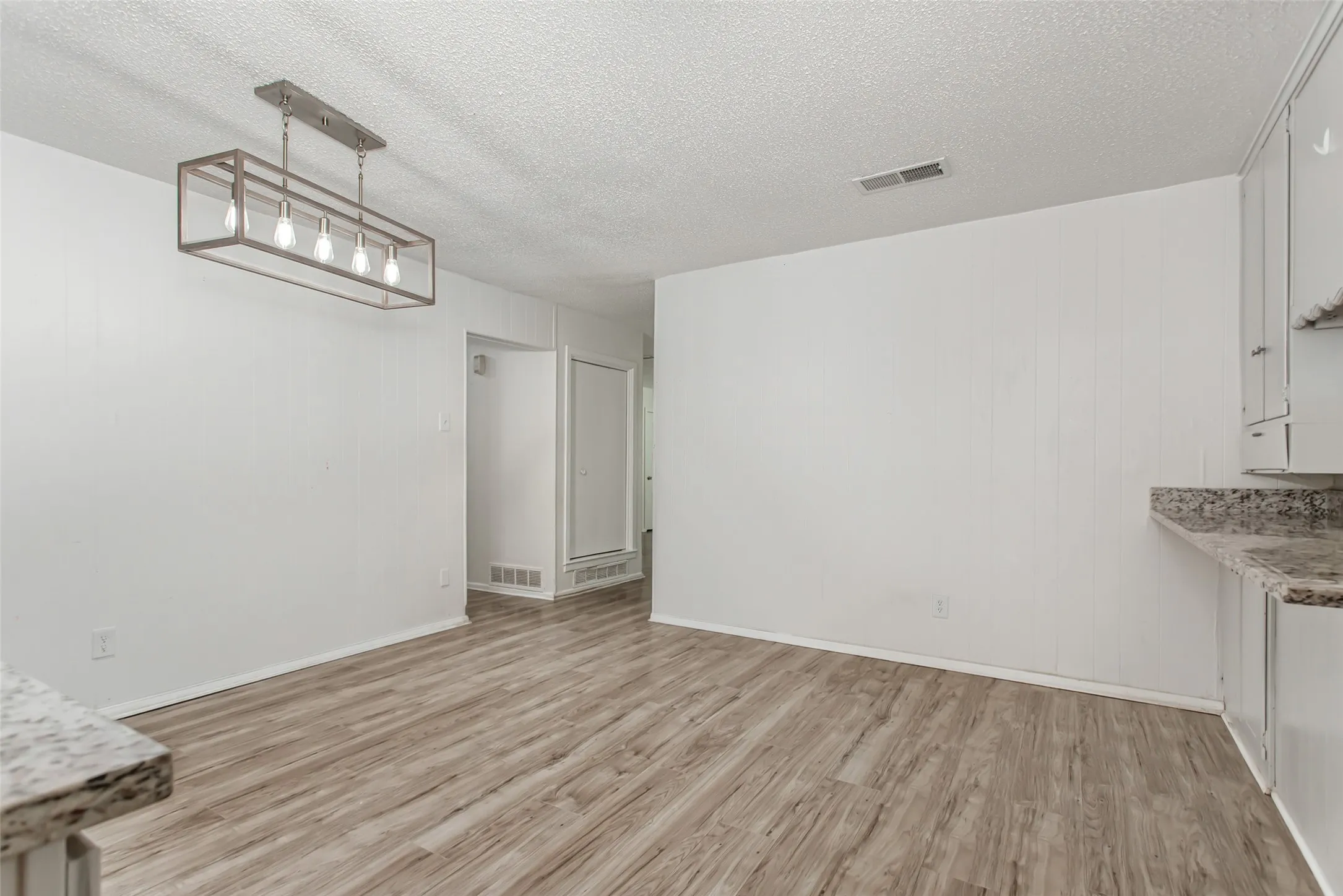 Single Family Residence For Sale in Dallas County , 3009 W 11th Street, Irving, Texas 75060, 3 Bedroom, 2 Bathroom, 2 Garage spaces, 1,762 Sqft, built in 1961, mls#21335812, Real Estate Agent in Irving, Homes For Sale in Dallas county, Homes For Sale in Irving, Realtor in Irving Texas, Real Estate Brokerage Independent Realty Texas, Luminita Cordes Realtor