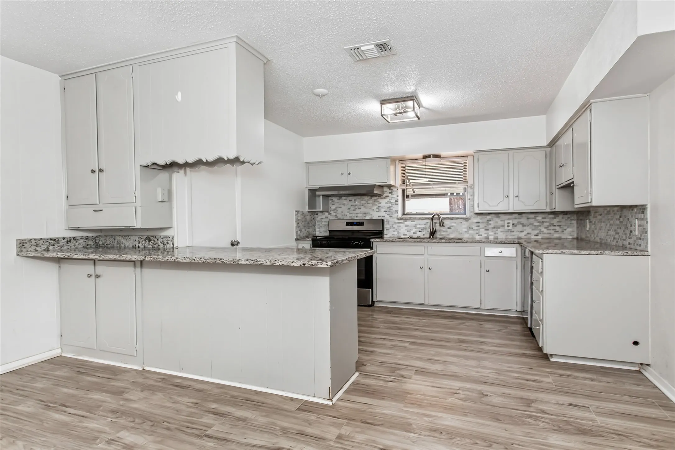 Single Family Residence For Sale in Dallas County , 3009 W 11th Street, Irving, Texas 75060, 3 Bedroom, 2 Bathroom, 2 Garage spaces, 1,762 Sqft, built in 1961, mls#21335812, Real Estate Agent in Irving, Homes For Sale in Dallas county, Homes For Sale in Irving, Realtor in Irving Texas, Real Estate Brokerage Independent Realty Texas, Luminita Cordes Realtor