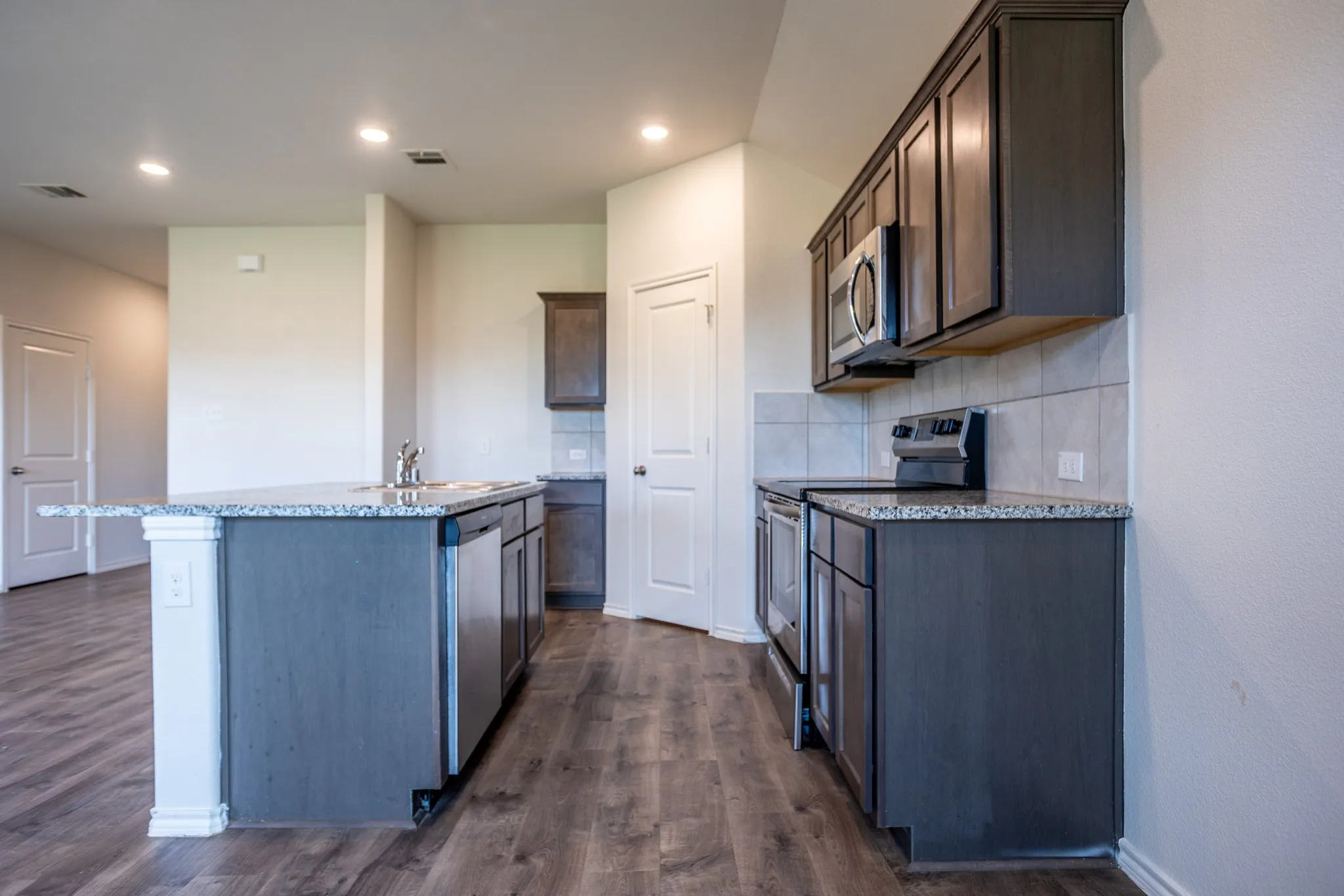 Single Family Residence For Sale in Denton County , 709 Alton Drive, Aubrey, Texas 76227, 3 Bedroom, 2 Bathroom, 2 Garage spaces, 1,258 Sqft, built in 2019, mls#21335790, Real Estate Agent in Aubrey, Homes For Sale in Denton county, Homes For Sale in Aubrey, Realtor in Aubrey Texas, Real Estate Brokerage Independent Realty Texas, Luminita Cordes Realtor