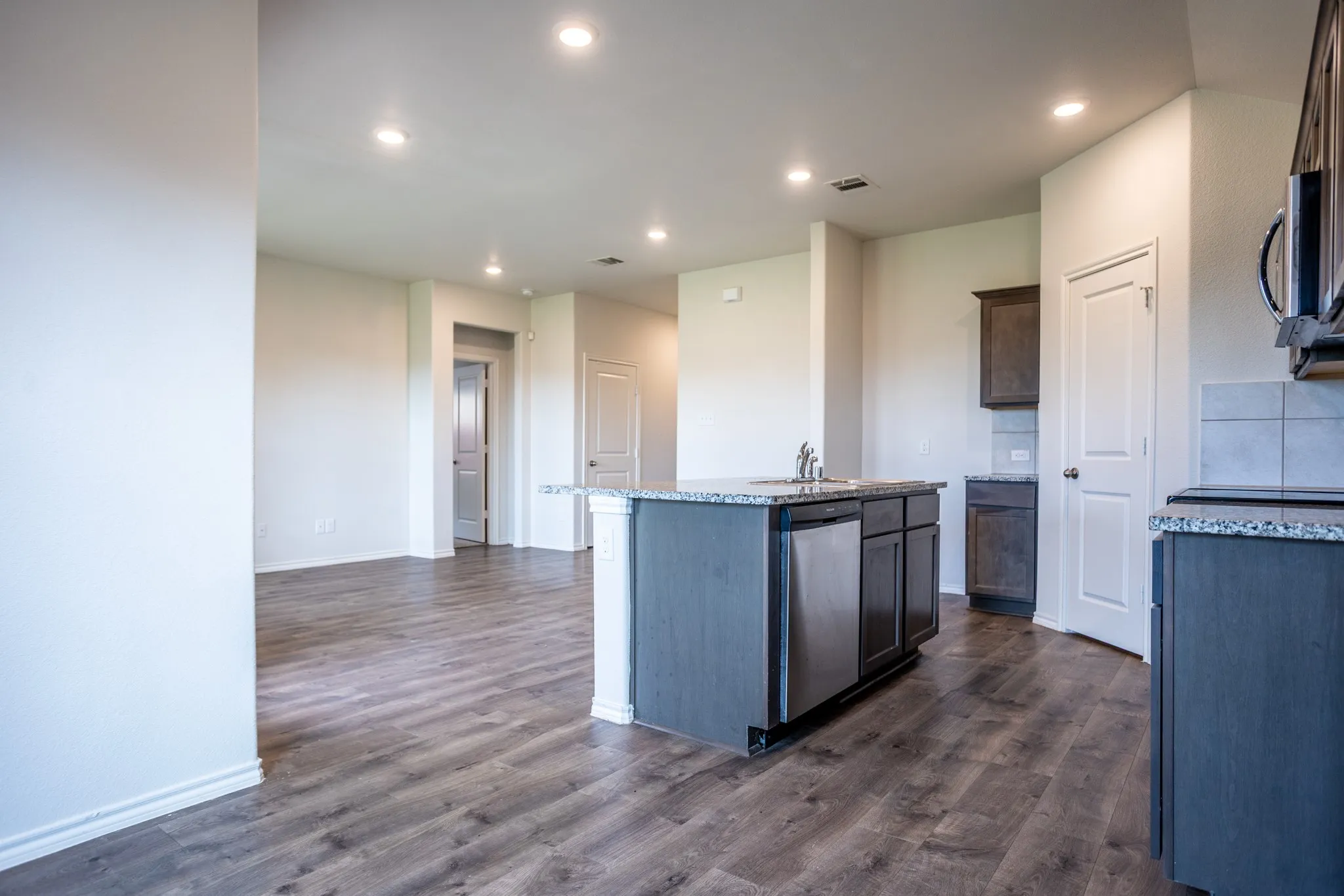 Single Family Residence For Sale in Denton County , 709 Alton Drive, Aubrey, Texas 76227, 3 Bedroom, 2 Bathroom, 2 Garage spaces, 1,258 Sqft, built in 2019, mls#21335790, Real Estate Agent in Aubrey, Homes For Sale in Denton county, Homes For Sale in Aubrey, Realtor in Aubrey Texas, Real Estate Brokerage Independent Realty Texas, Luminita Cordes Realtor
