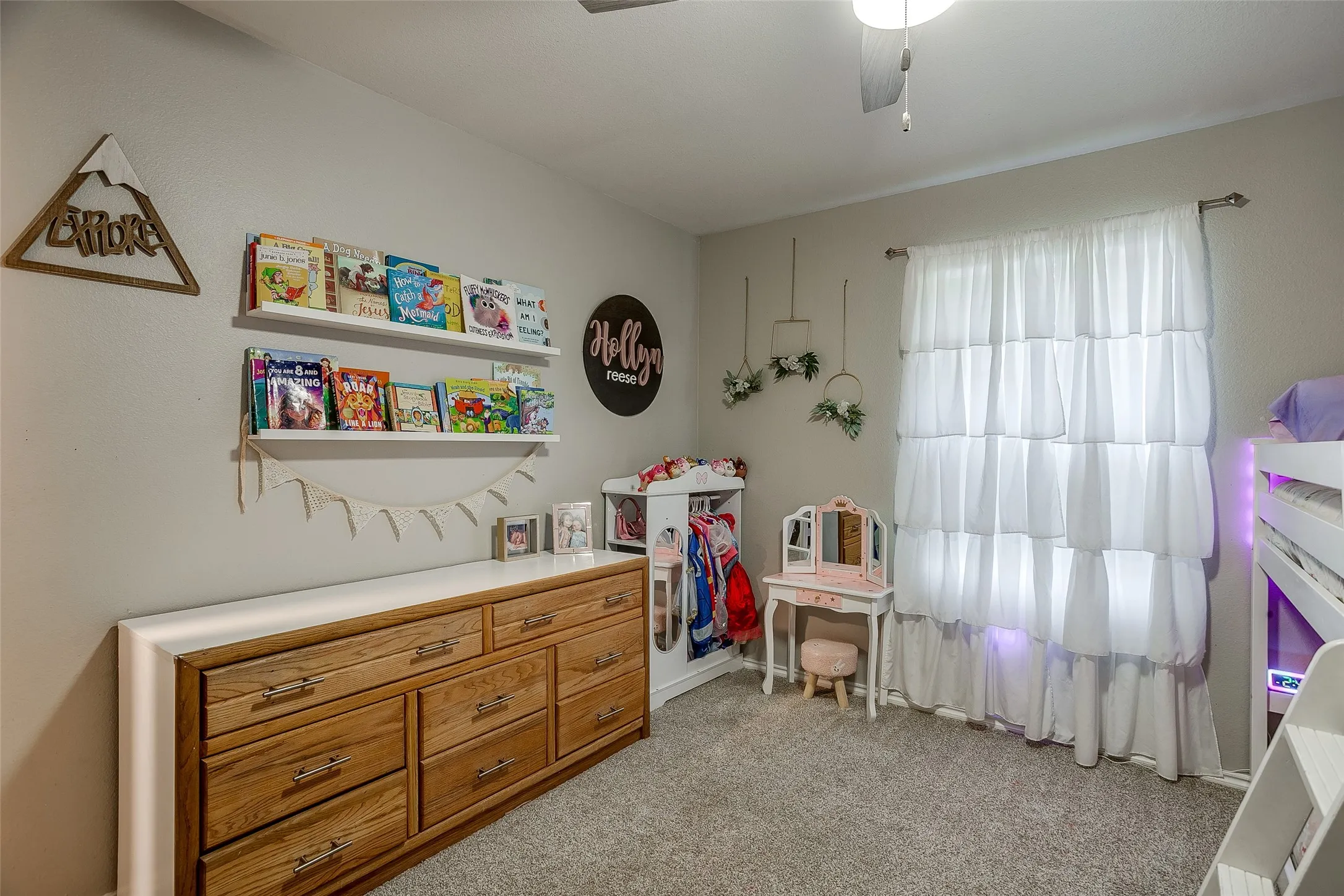 Neutral wall paint with carpet flooring